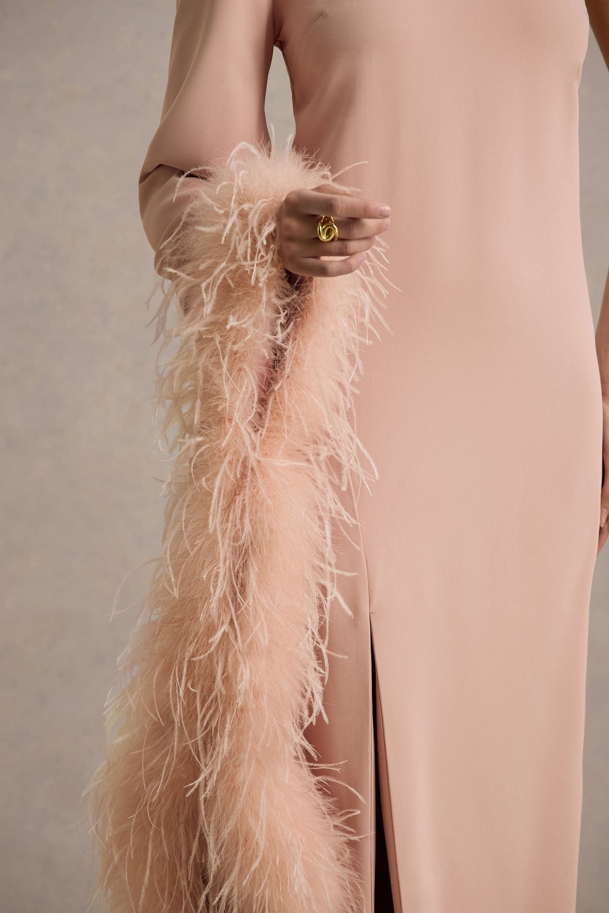 Armina | Blassrosa One-Shoulder Maxi-Kleid mit Federbesatz