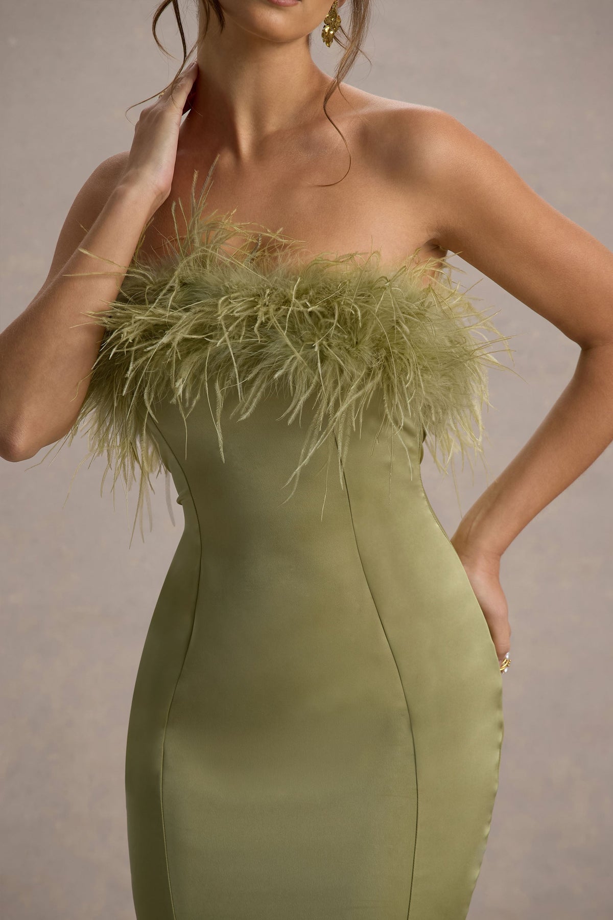 One And Only | Hellgrünes Satin-Bandeau-Midikleid mit Federbesatz