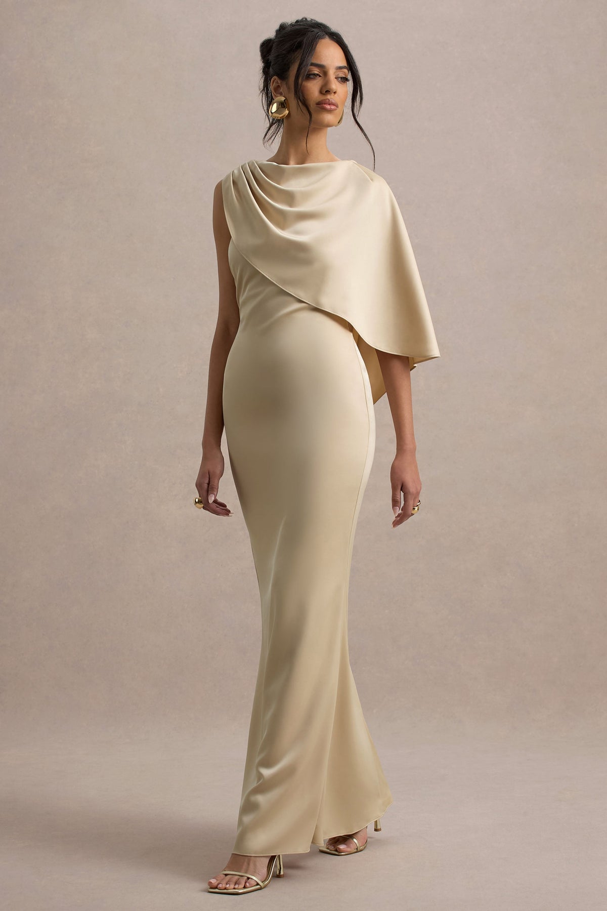 Ambra | Champagnerfarbiges Maxikleid aus Satin mit asymmetrischer Schulter und Cape