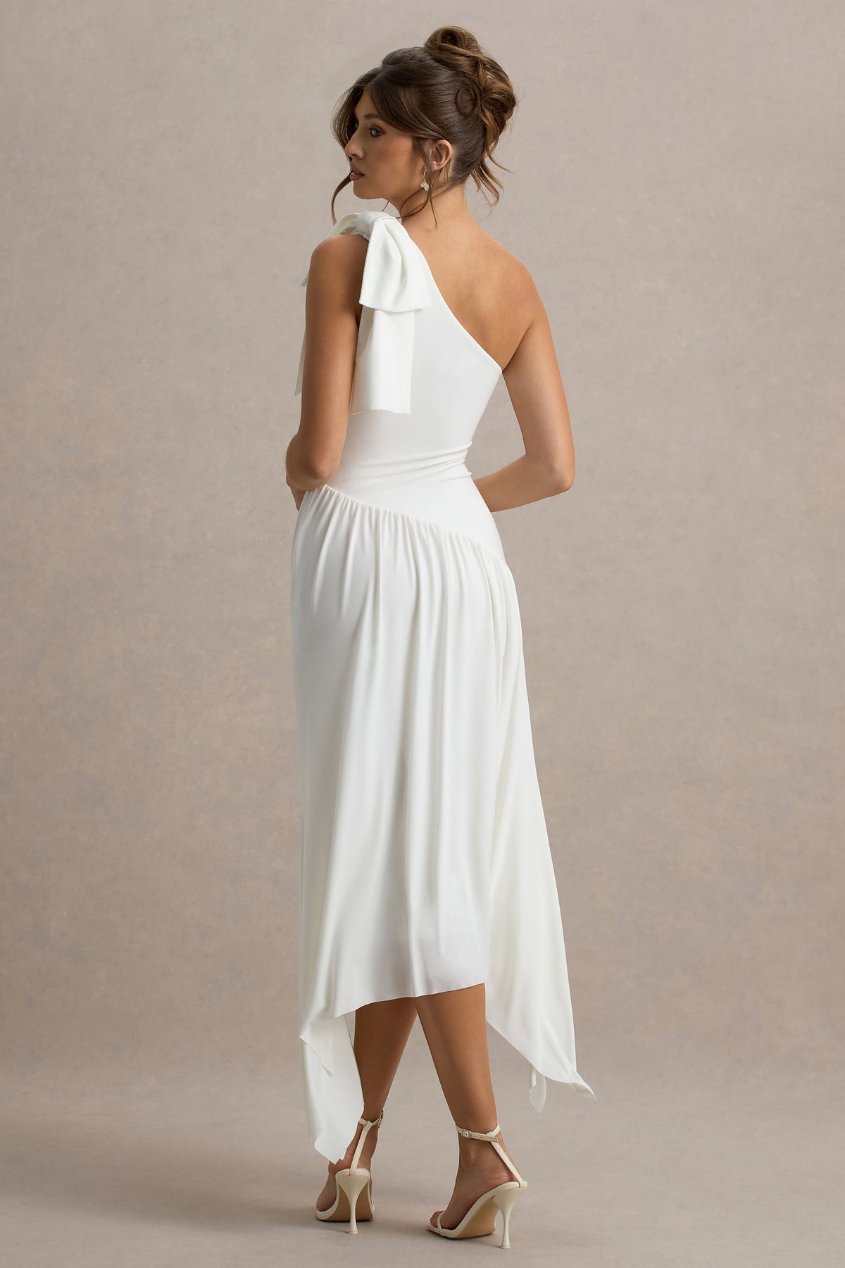 Lotus Love | Weißes Ein-Schulter-Maxikleid mit Zipfelsaum und Schleife