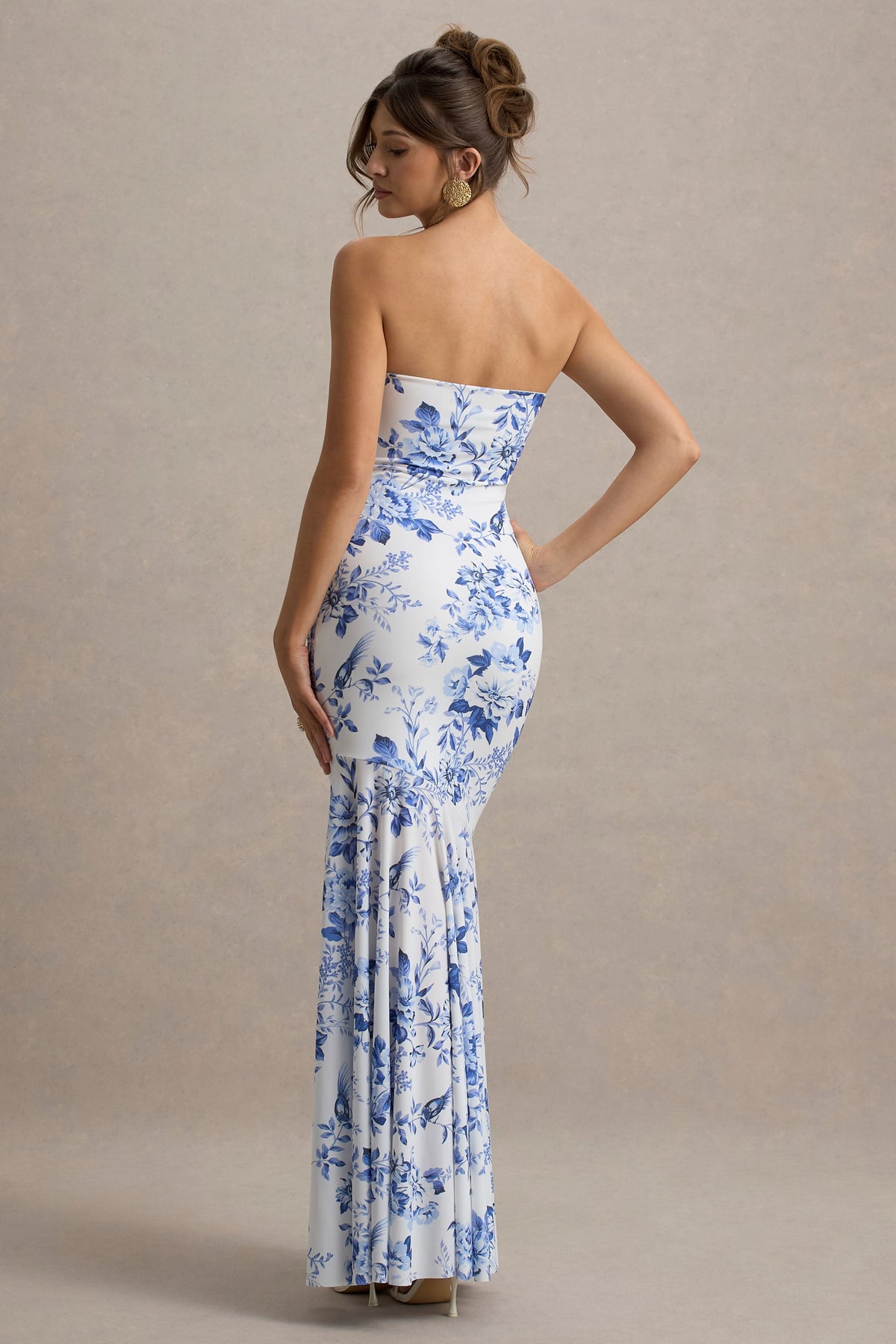 Callie | Blaue Bandeau-Fishtail-Maxikleid mit Porzellan-Print