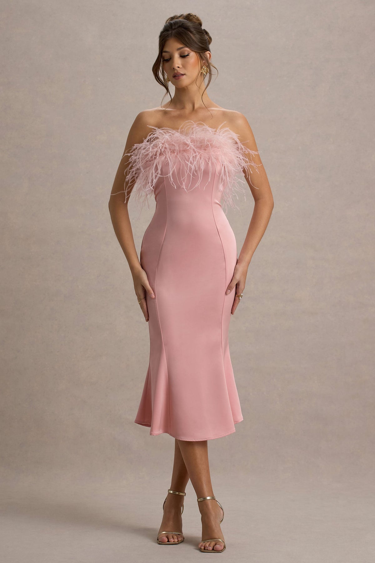 One And Only | Hellrosa Satin-Bandeau-Midikleid mit Federbesatz