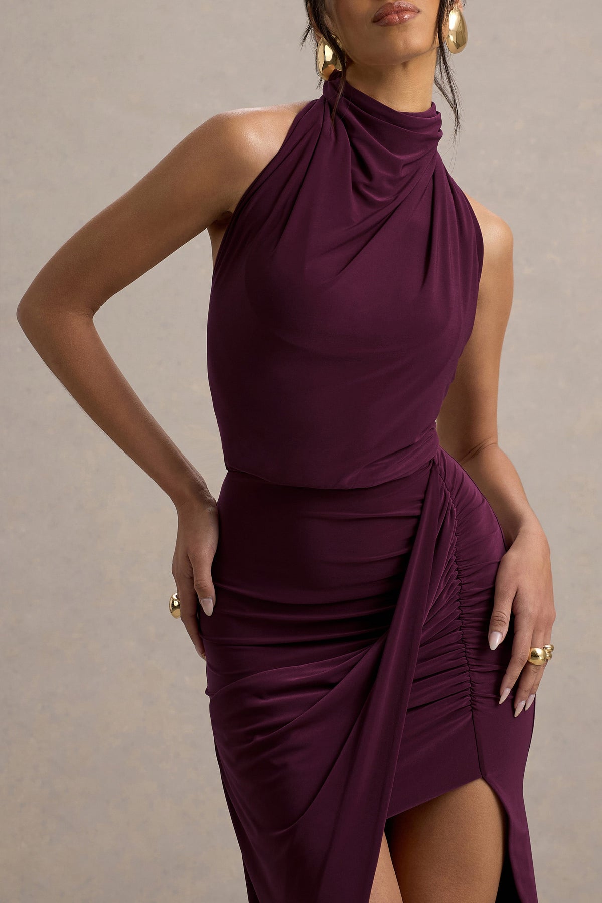 Hayden | Burgunderfarbenes High-Neck Maxikleid mit drapierter Teilung