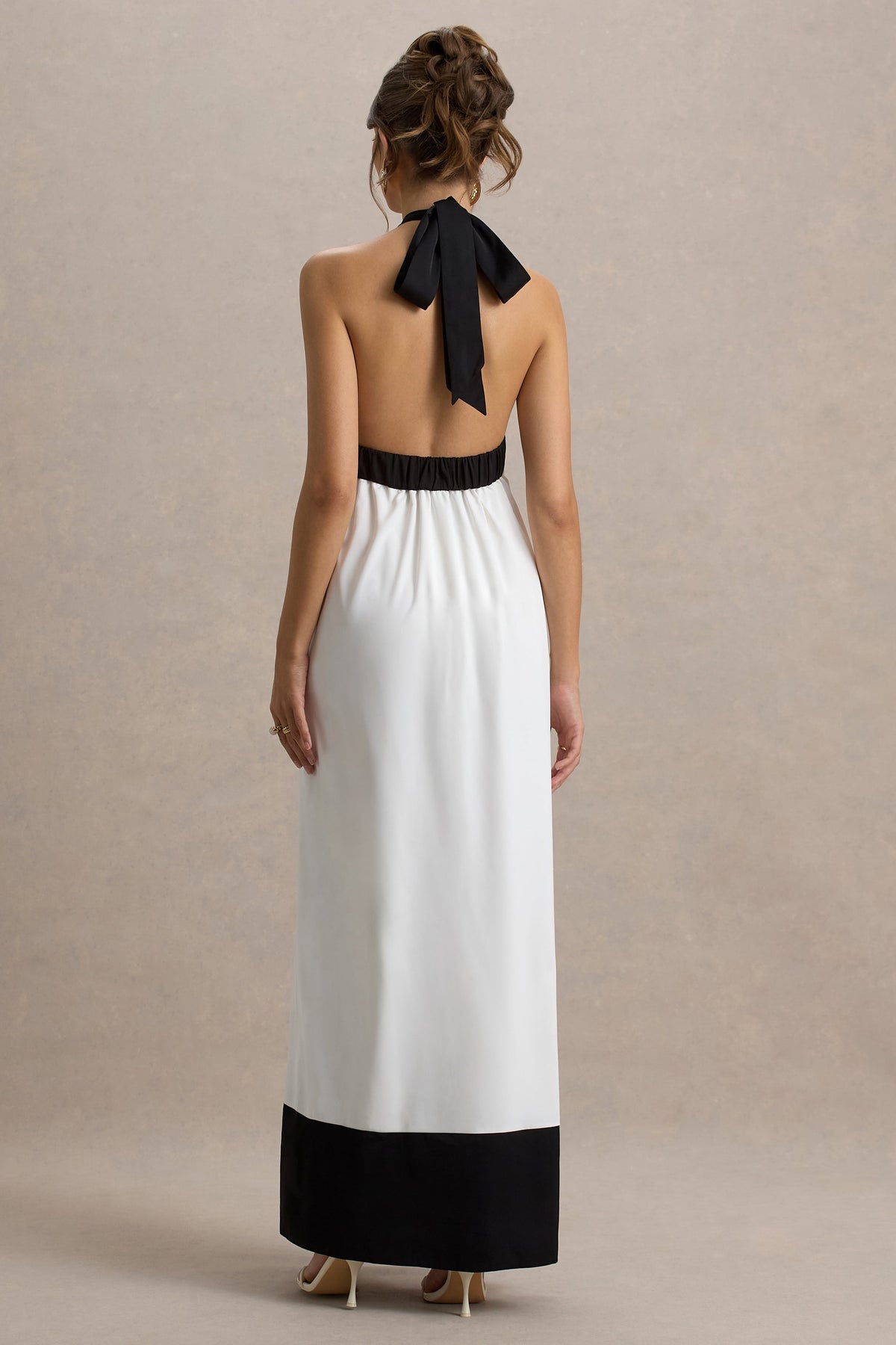 Clarabella | Weißes und schwarzes Neckholder-Maxikleid