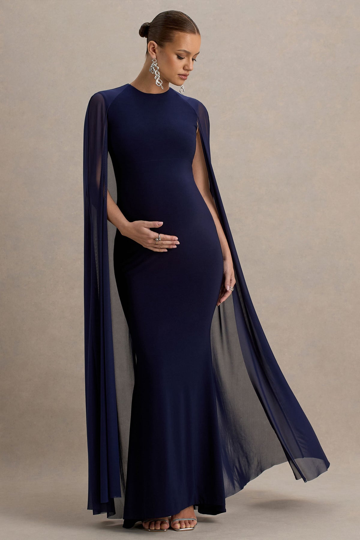 Currant | Marineblaues Maxikleid mit hohem Kragen und Cape
