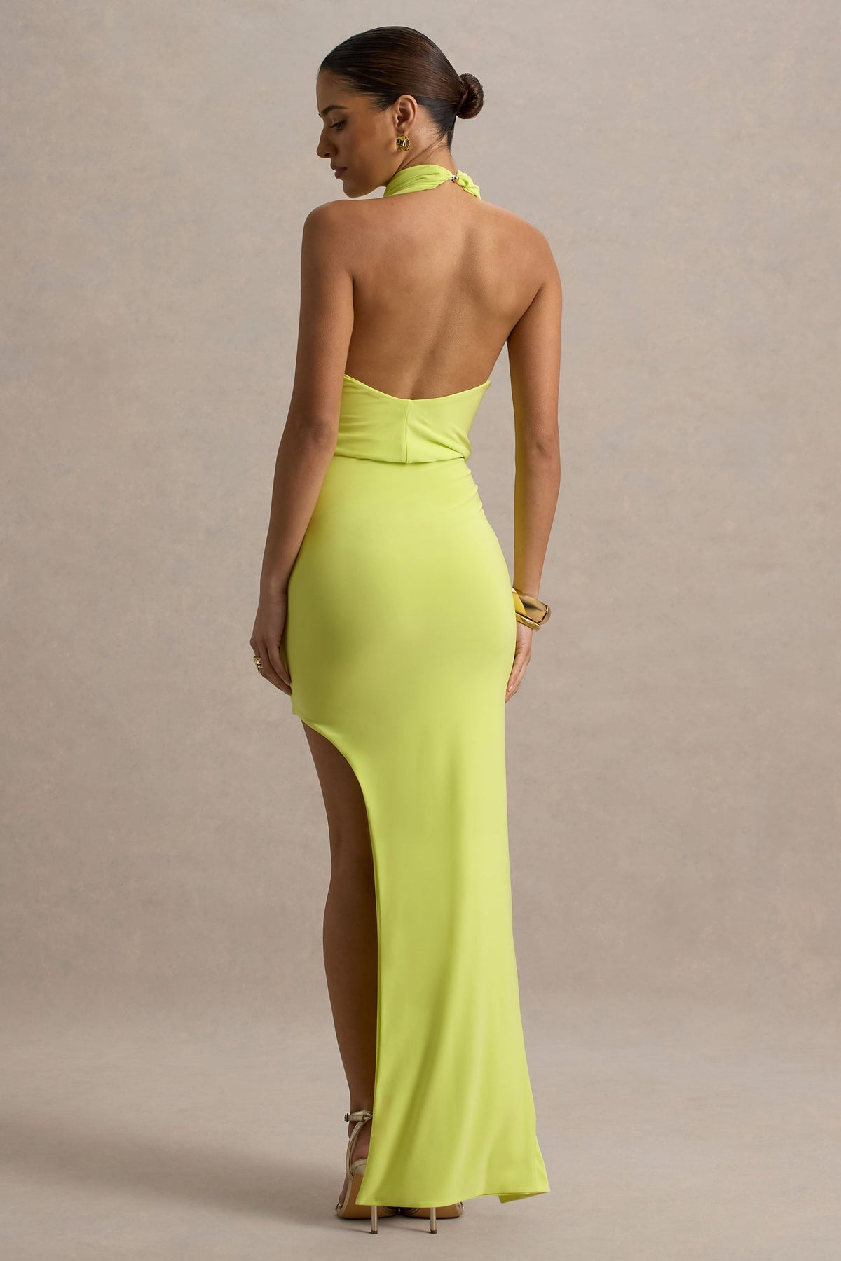 Amphitrite | Zitronengelbes Maxikleid mit hohem Kragen, Raffungen und Wickelrock.