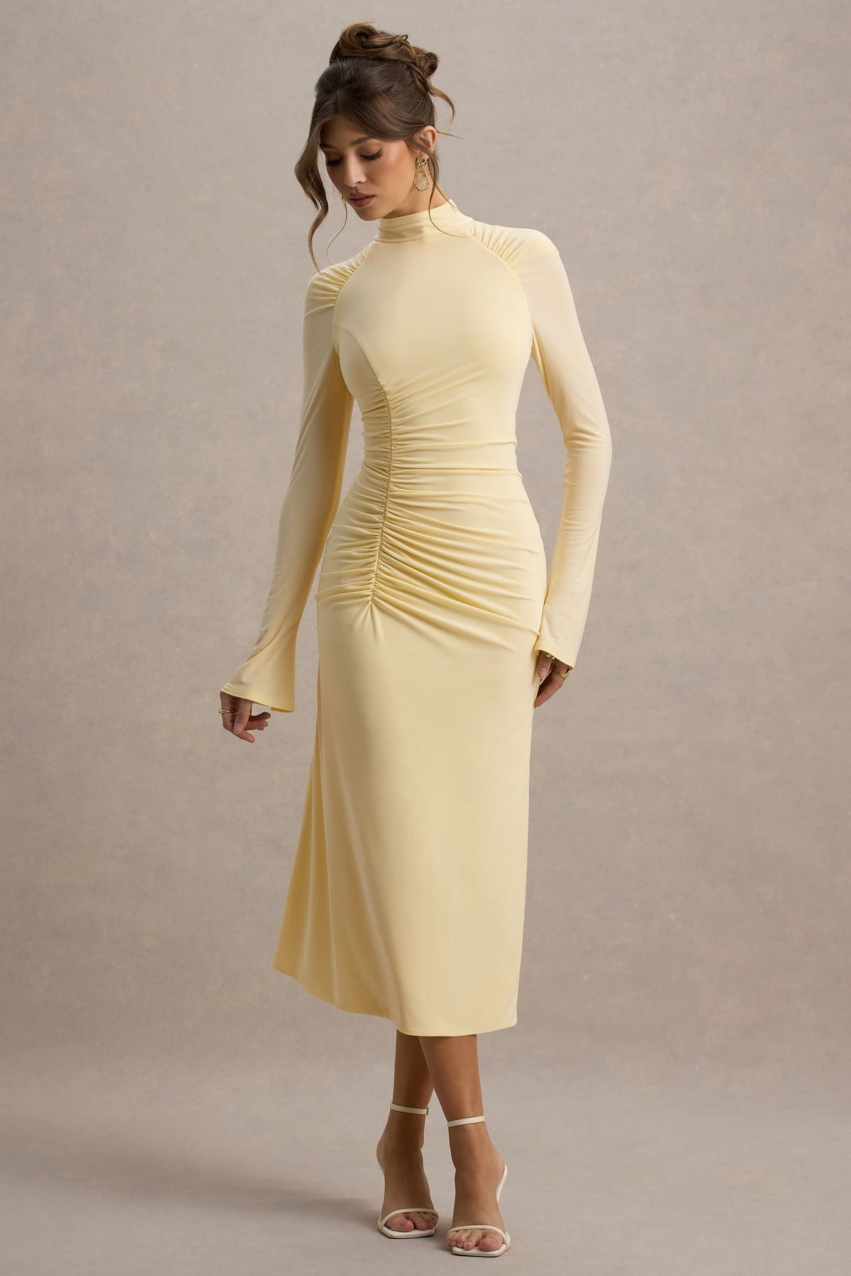 Cassandra | Blassgelbes Midi-Kleid mit hohem Kragen und langen Ärmeln