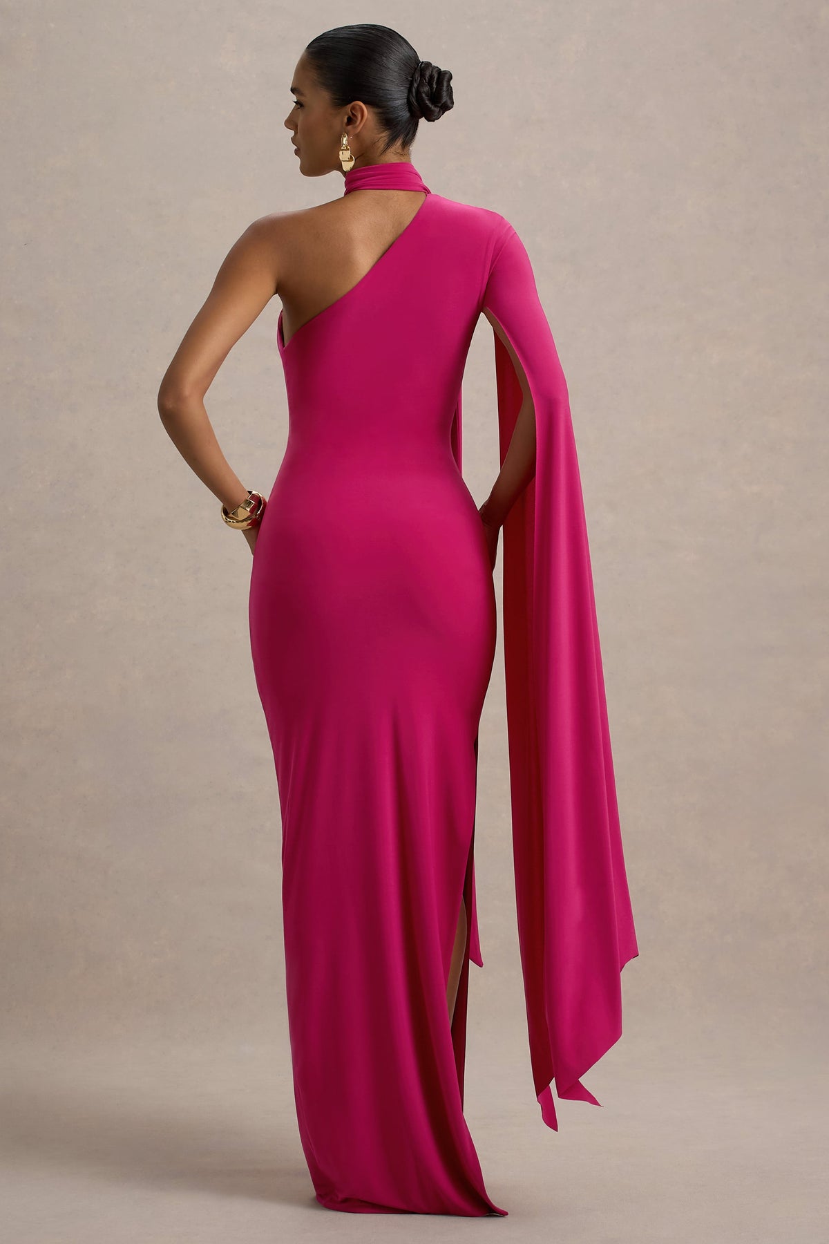 Amal | Hot-pinkfarbenes asymmetrisches Maxikleid mit Schal und Cape