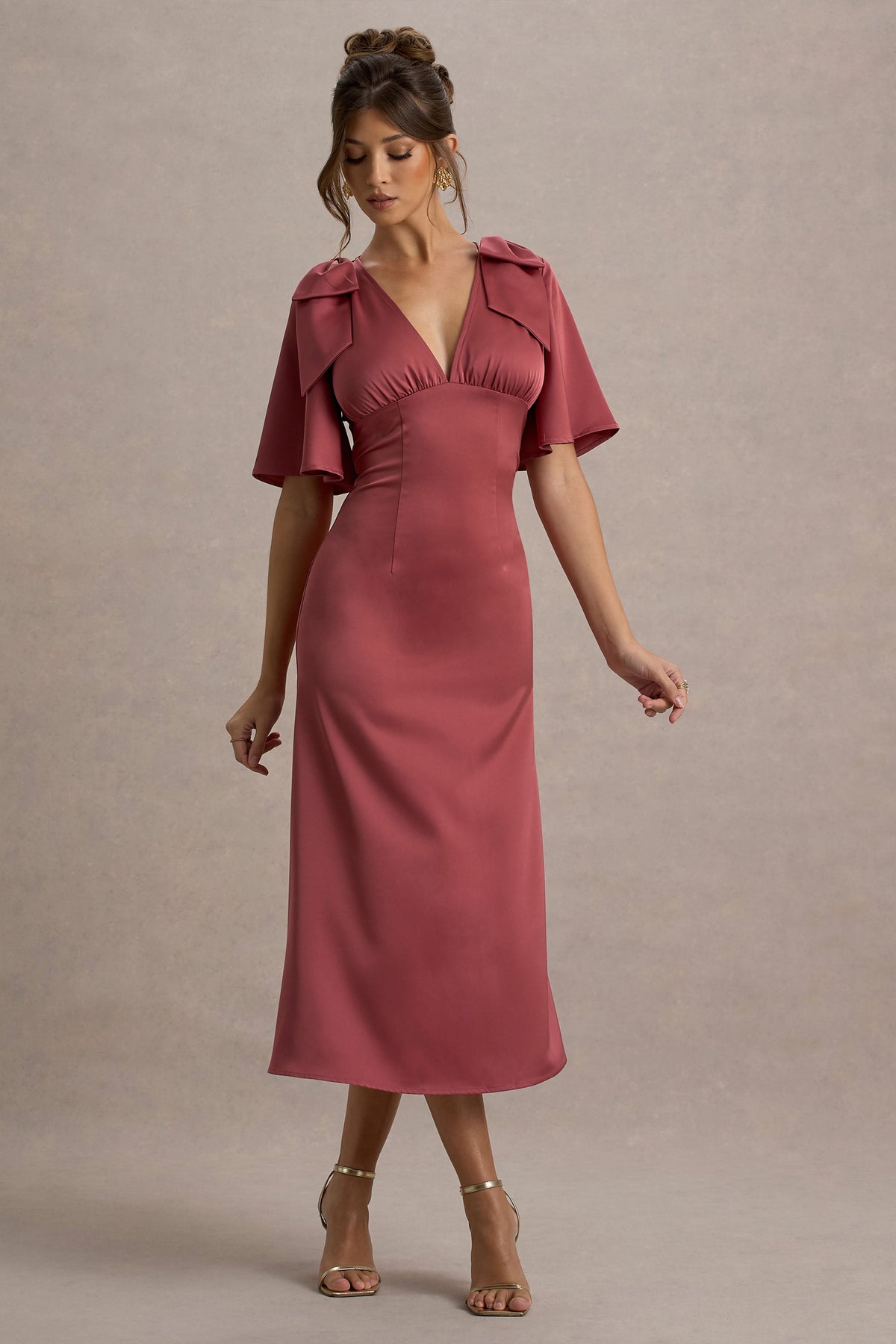 Danna | Roséfarbiges Satin-Midikleid mit V-Ausschnitt und kurzen Ärmeln
