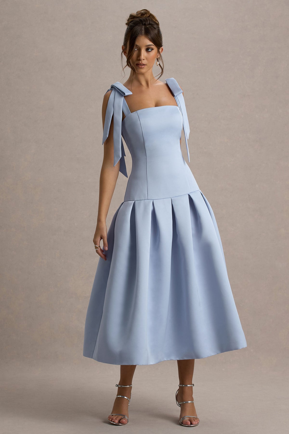 Alberta | Puderblaues Satin-Midikleid mit Schleifen-Trägern