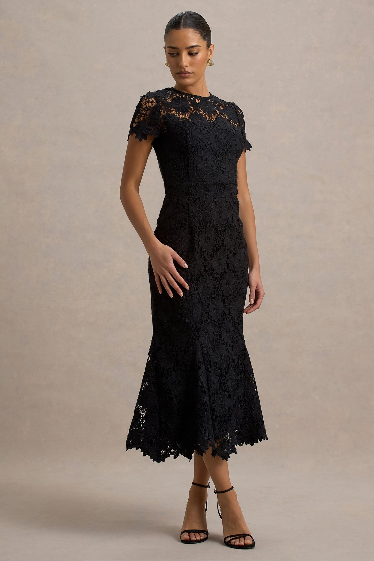Clarissa | Schwarzes Spitzen-Midikleid mit kurzen Ärmeln und Faltenrock.