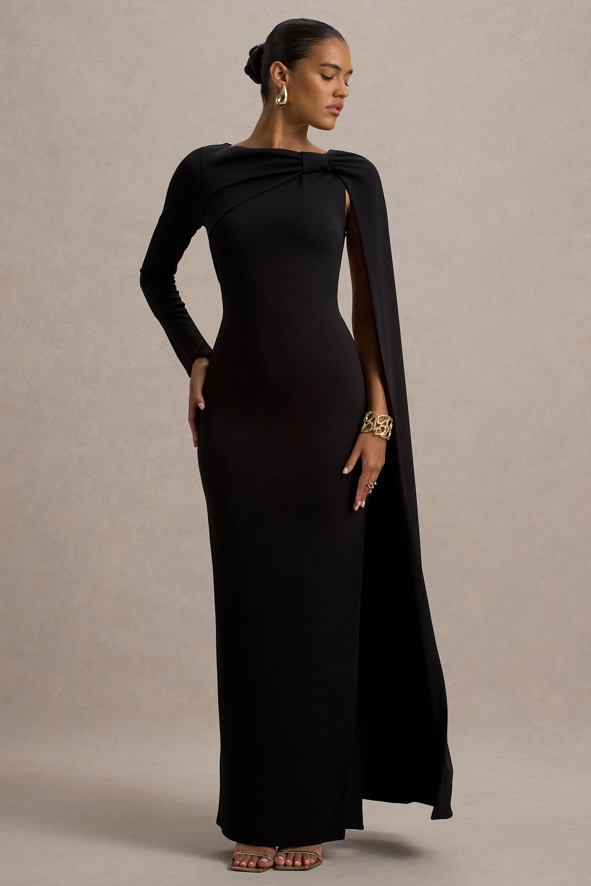 Frances | Schwarzes Maxikleid mit hohem Kragen und Cape-Detail.