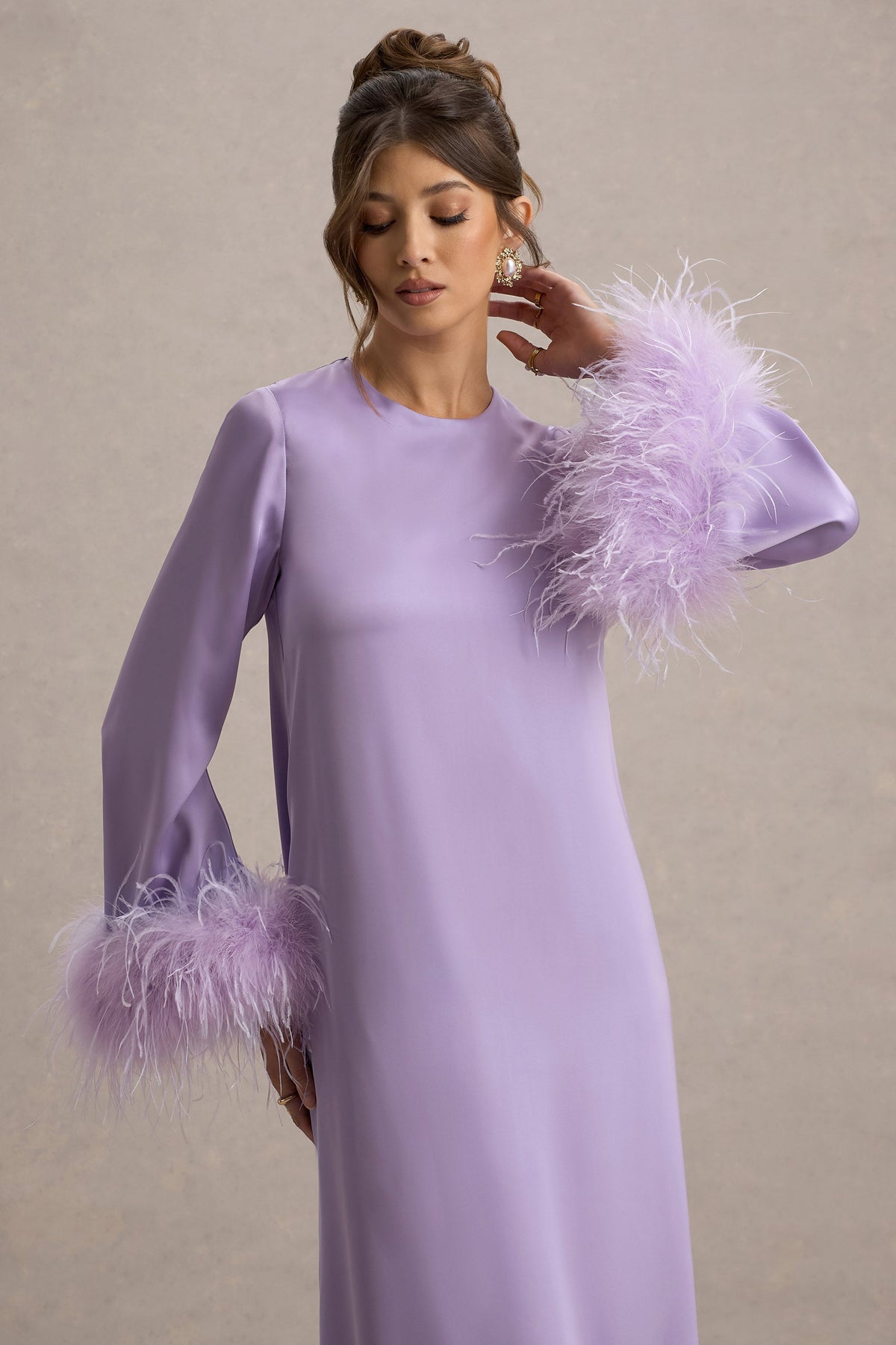 Adella | Fliederfarbenes Satin-Maxikleid mit Federsaum