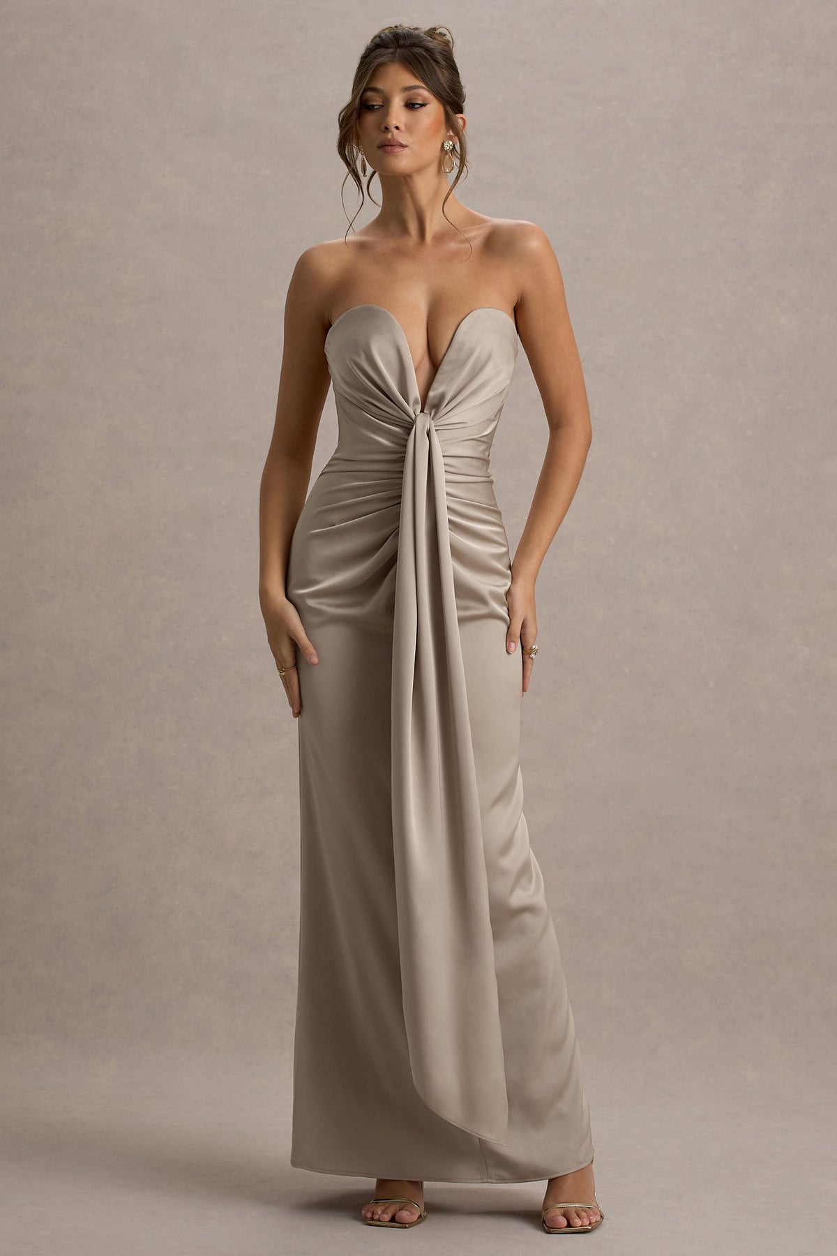 Mackenzie | Champagnerfarbiges Satin-Maxikleid mit tiefem Ausschnitt und Drapierung
