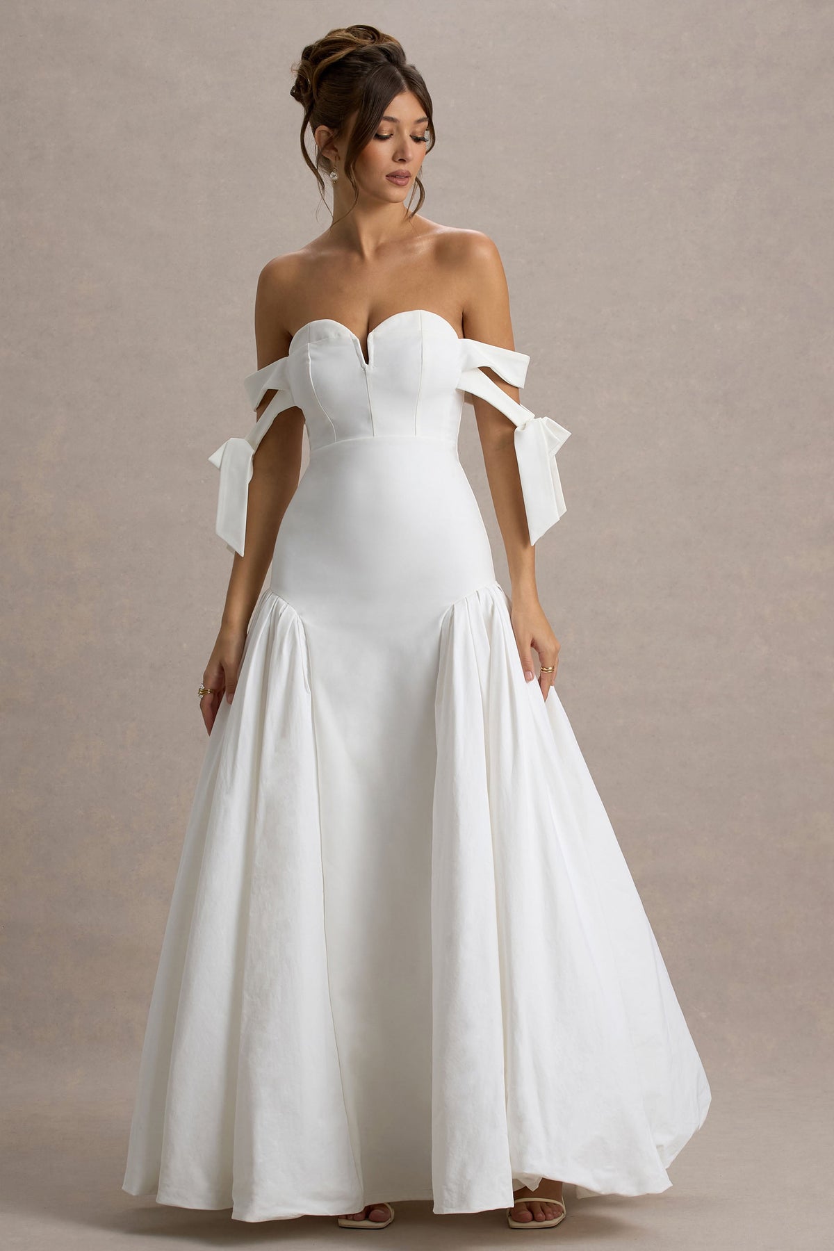 Ethel | Weißes und cremefarbenes Bardot-Maxikleid mit voluminösem Rock
