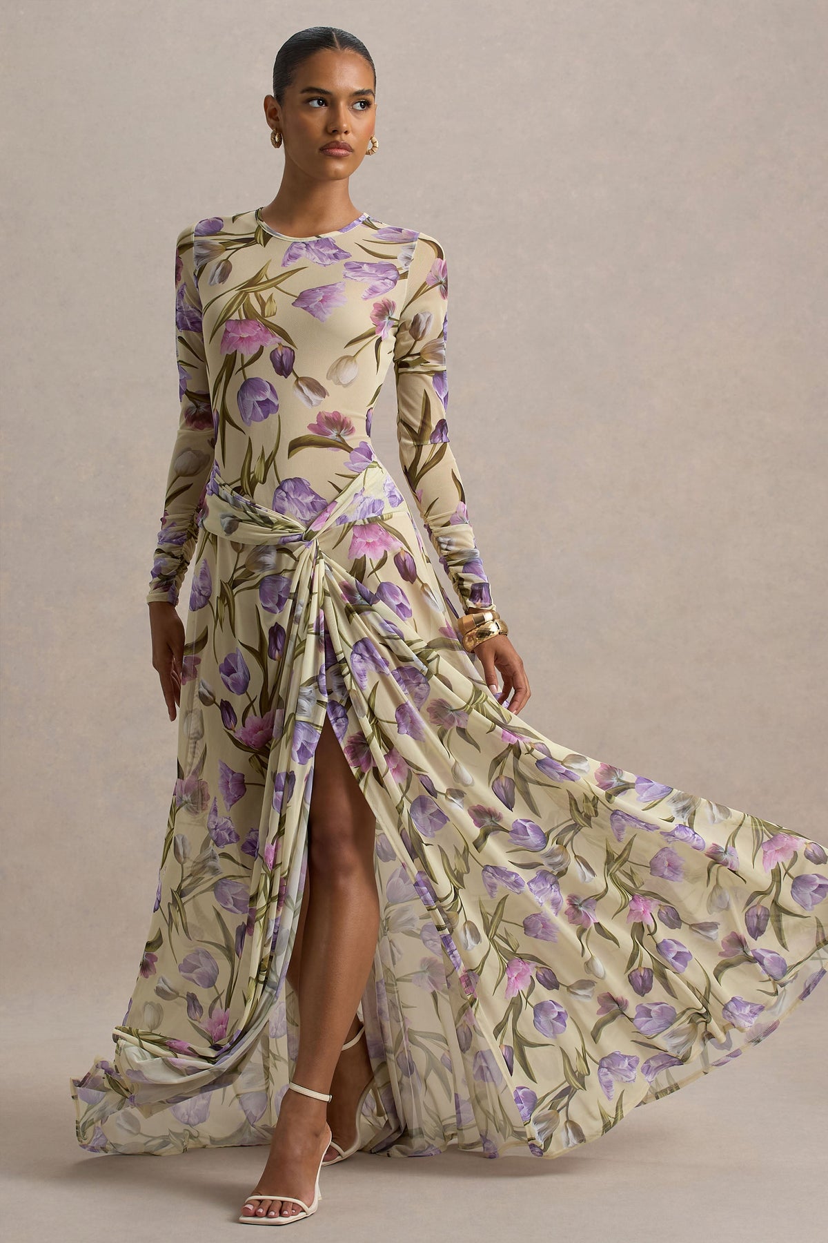 Koami | Gelbes Maxikleid mit Blumenmuster, langen Ärmeln und hohem Schlitz