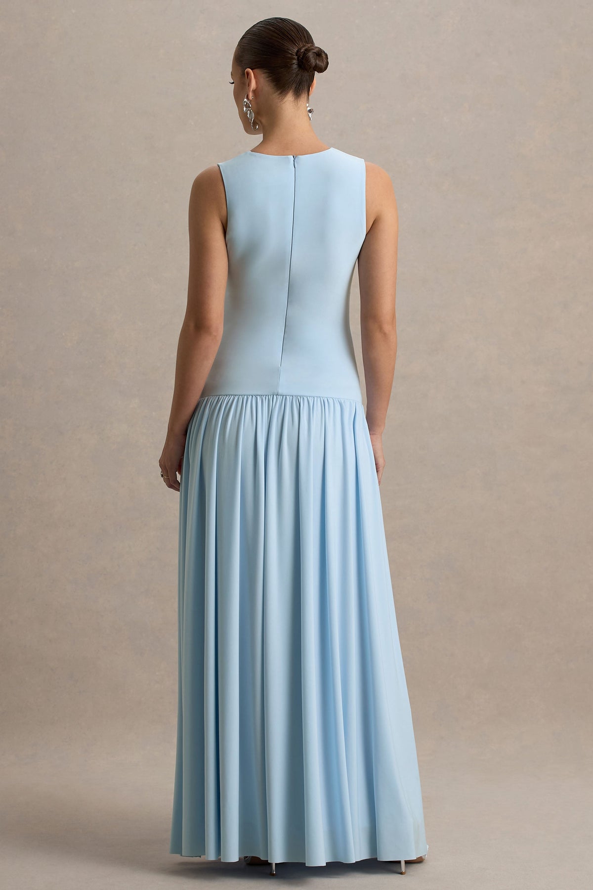 Outline | Puderblaues Umstands-Maxikleid mit hohem Kragen und drapiertem Rock