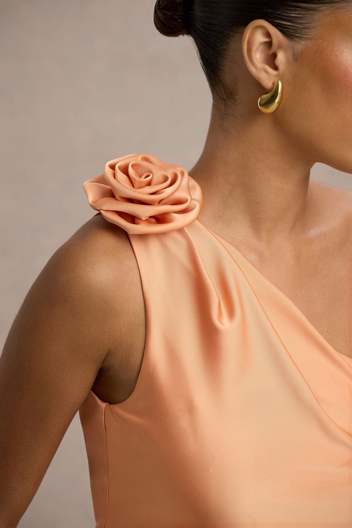 Janette | Pfirsichfarbenes Satin-Maxikleid mit einer Schulter, Schlitz und Corsage