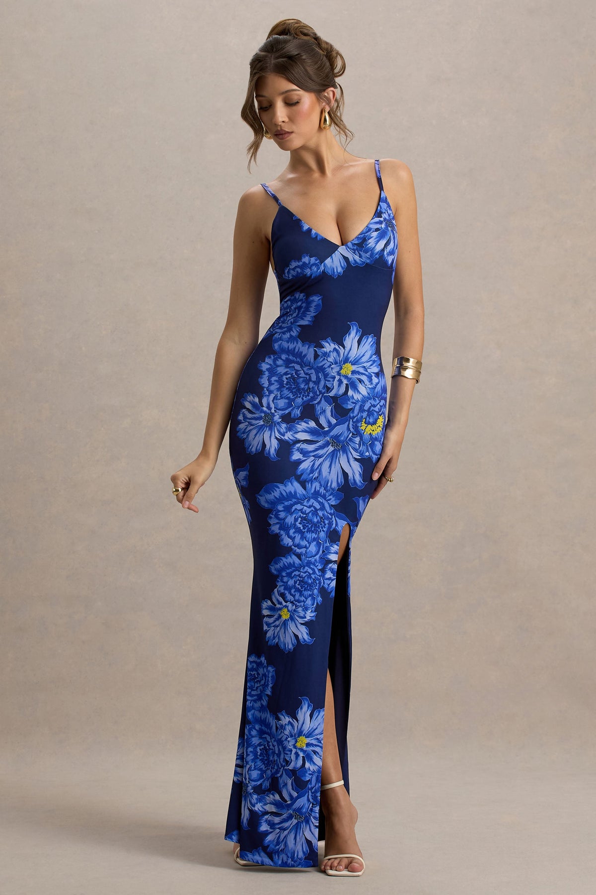 Farah | Blaues Maxikleid mit Blumenmuster, tiefem Ausschnitt und Schlitzdetails
