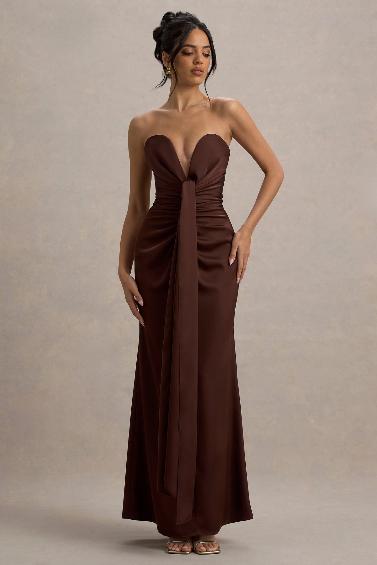 Mackenzie | Braunes Satinkleid mit tiefem Ausschnitt und drapiertem Maxi-Design