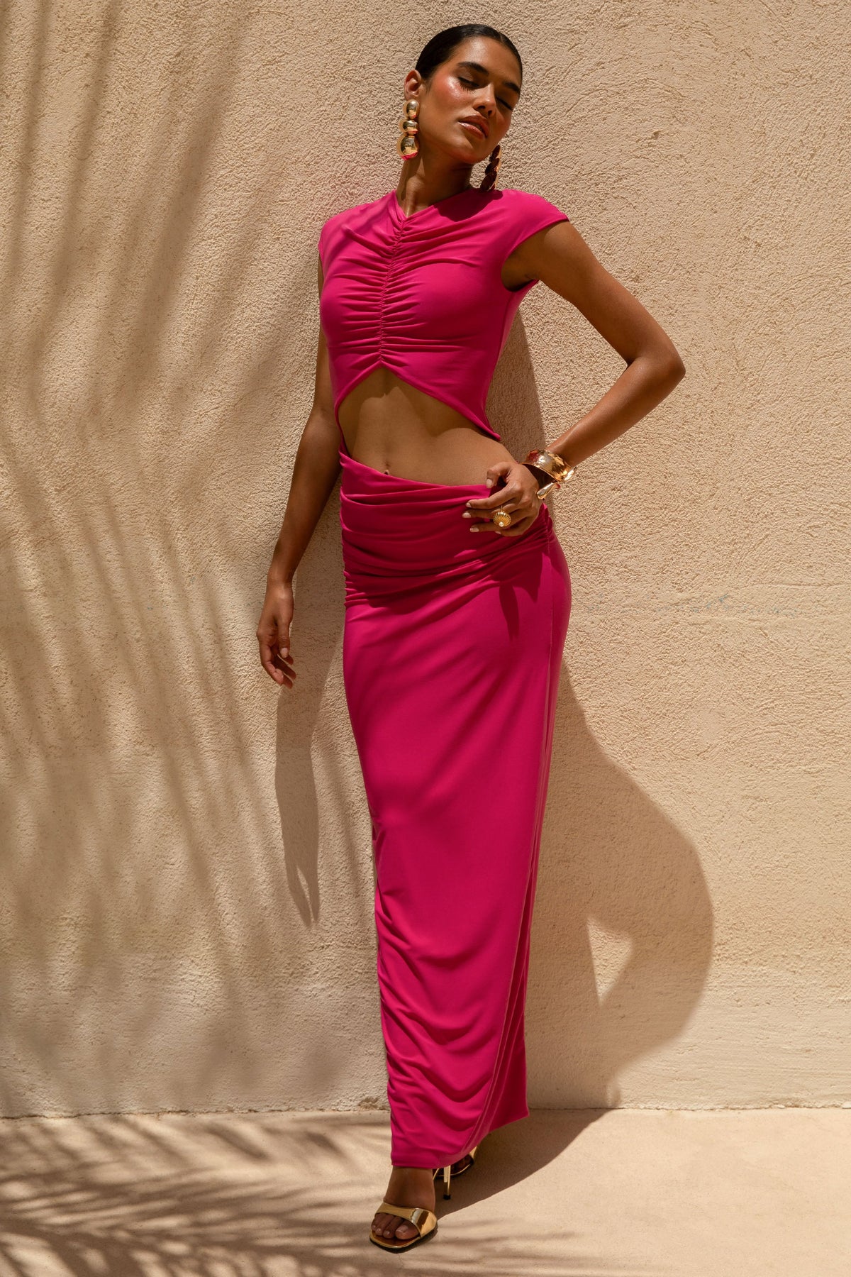 Pia | Knallpinkes Maxikleid mit kurzen Ärmeln und Cut-Outs