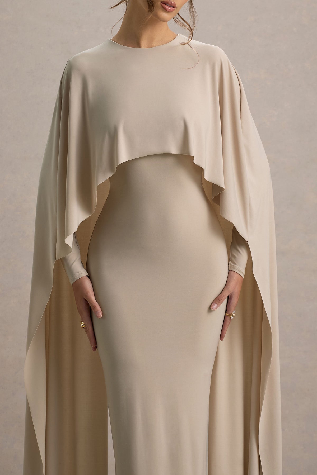 Belinda | Champagnerfarbiges drapiertes Maxikleid mit Capeärmeln