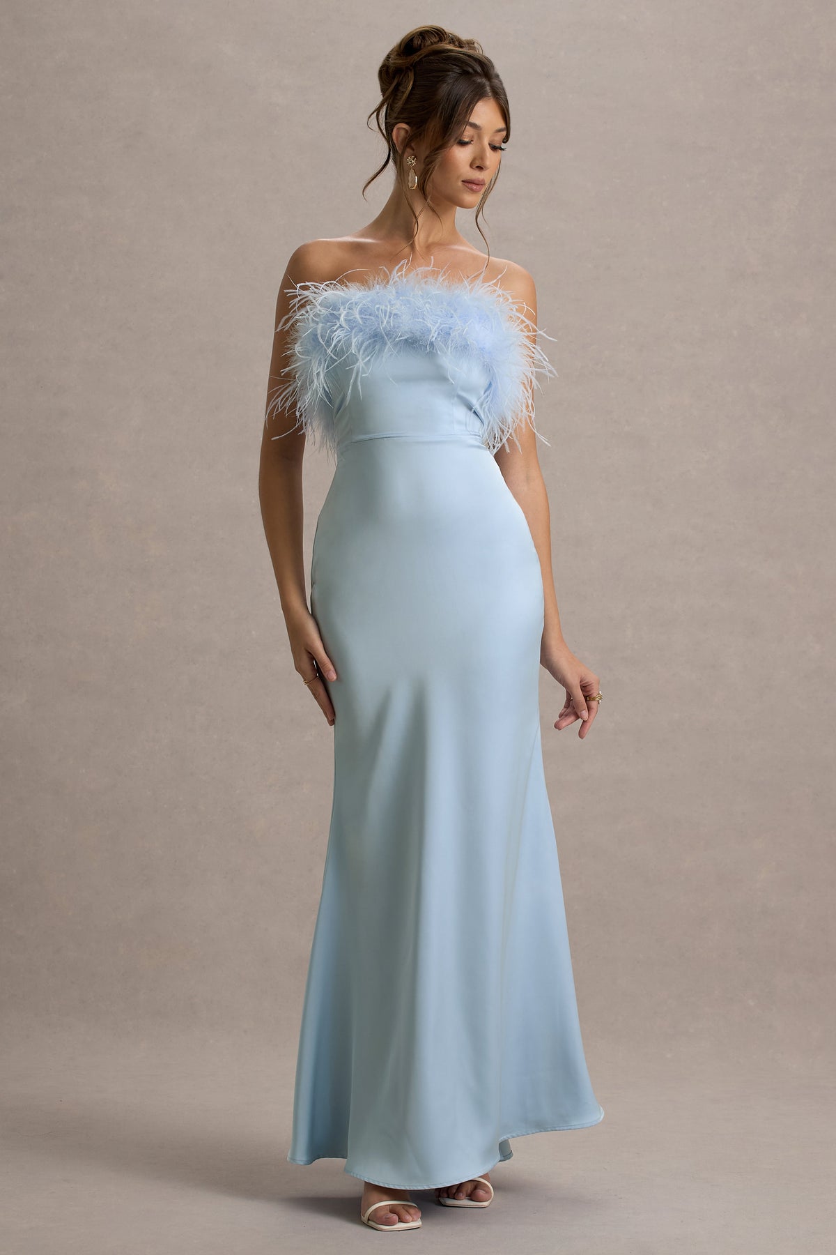 Dress For It | Puderblaues Satin-Maxikleid mit Federbesatz und Bandeau-Ausschnitt