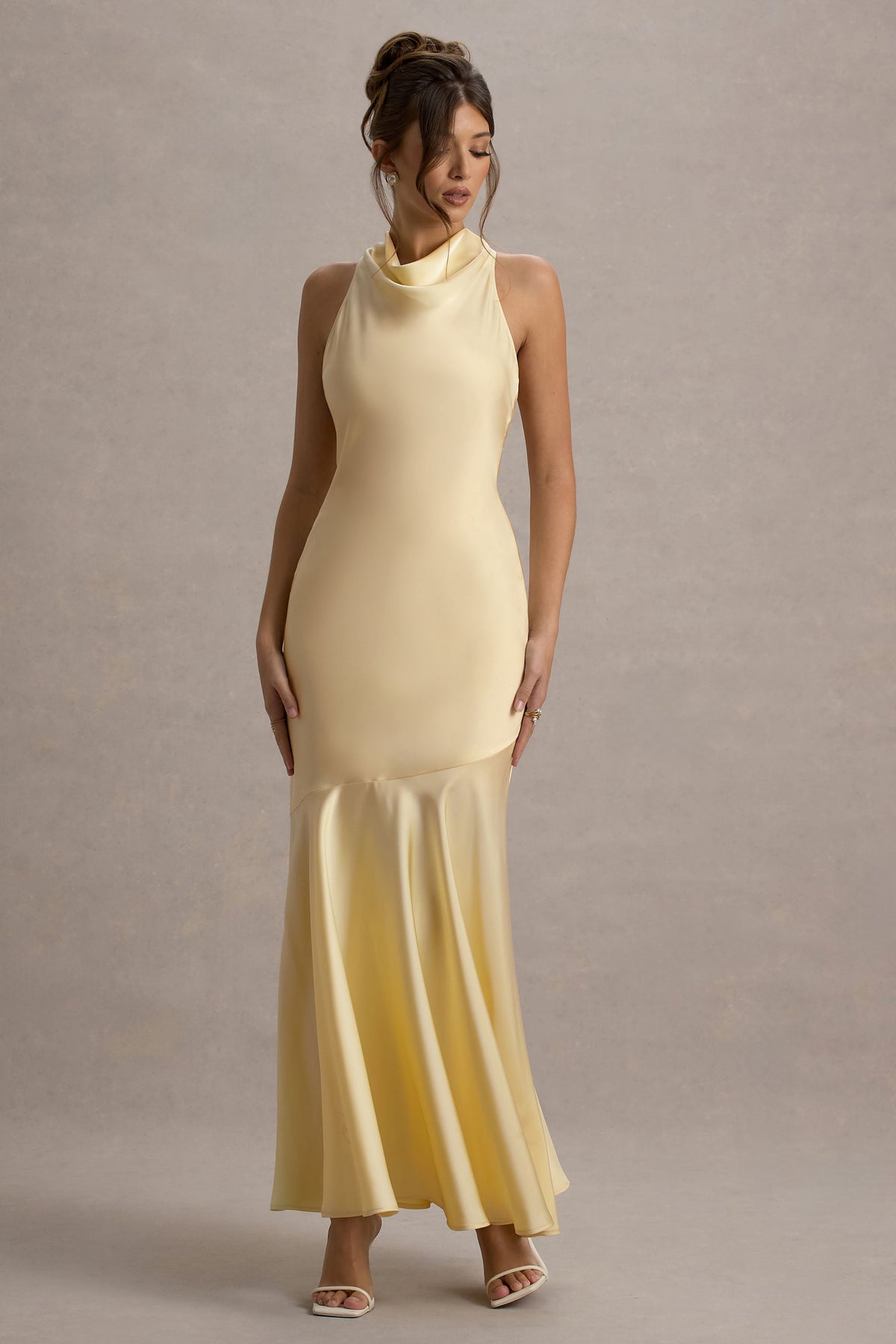 Amelita | Zitronengelbes Satin-Maxikleid mit Wasserfallausschnitt