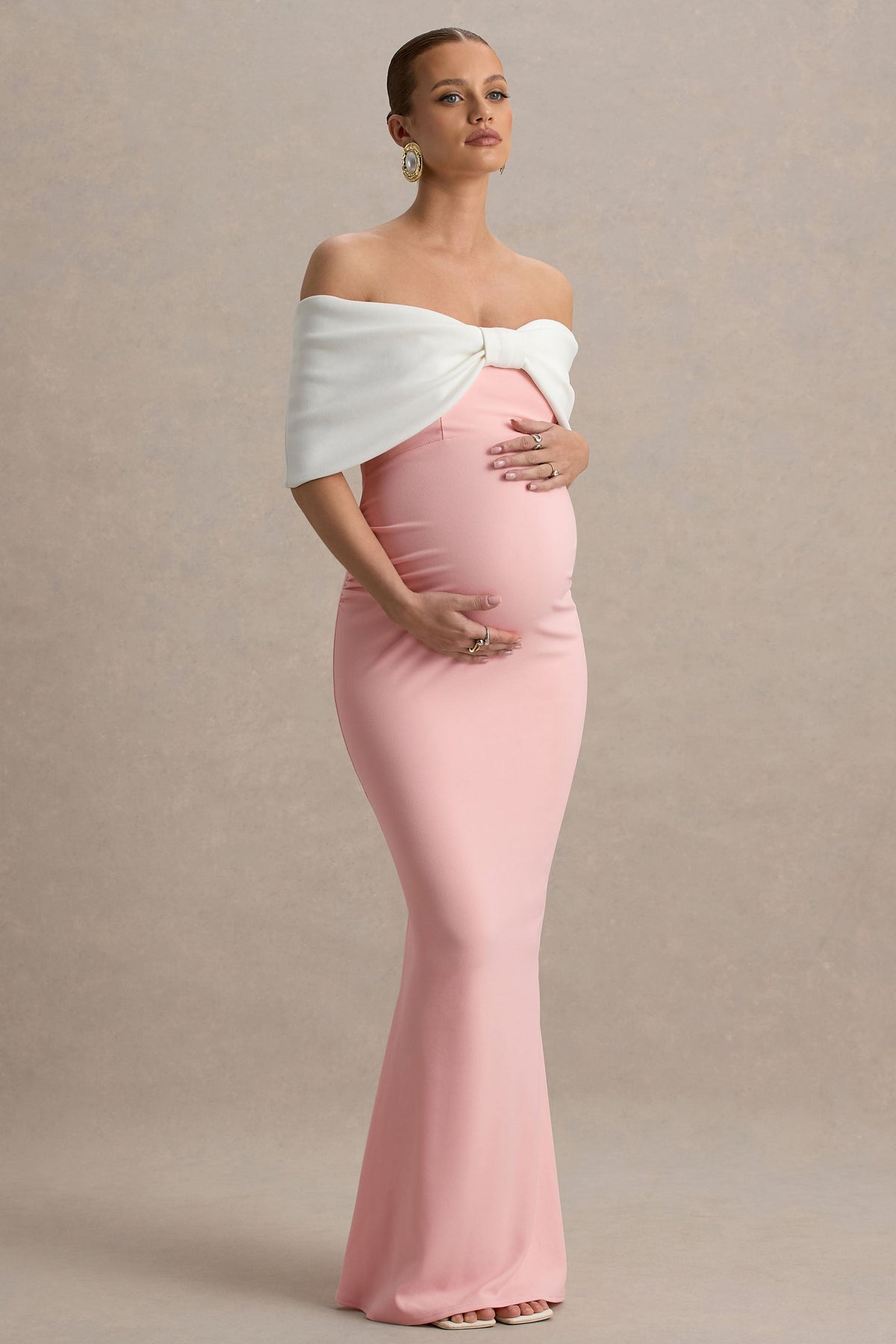 Libra | Rosa-weißes Umstands-Maxikleid im Bardot-Stil mit Schleife