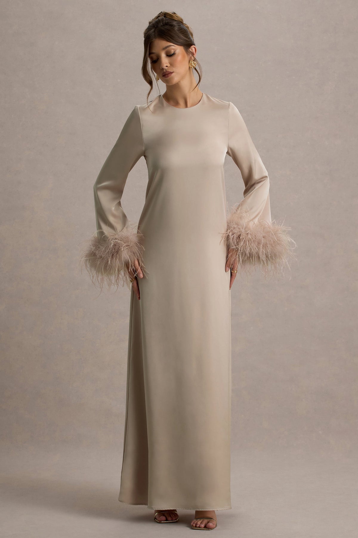 Adella | Champagnerfarbenes Satin-Maxikleid mit Federsaum