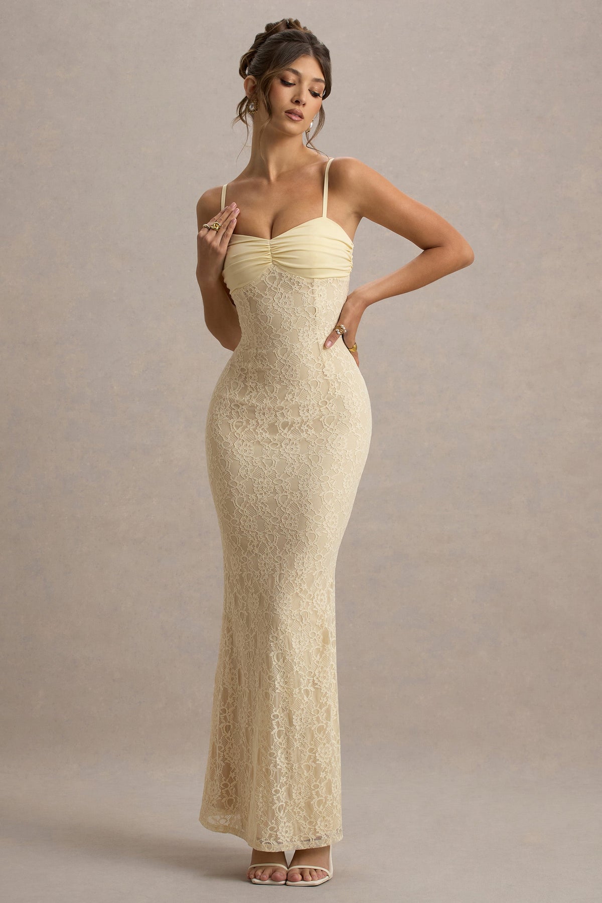 Felicia | Blassgelbes Maxikleid aus Satin mit Herzausschnitt und Spitzendetails.