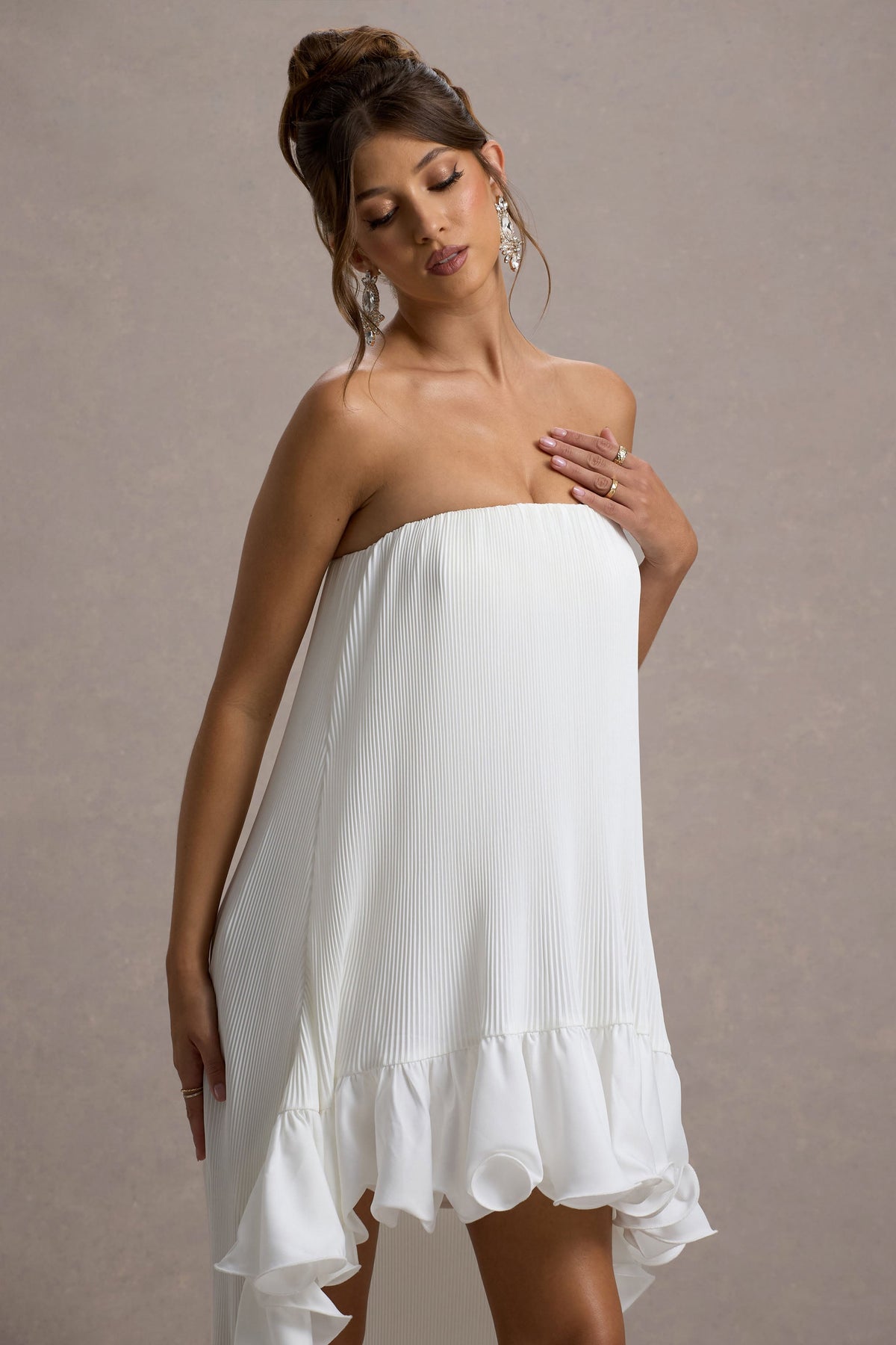 Whistler | Weißes Maxikleid aus Chiffon mit Bandeau-Ausschnitt, Rüschen und High-Low-Saum
