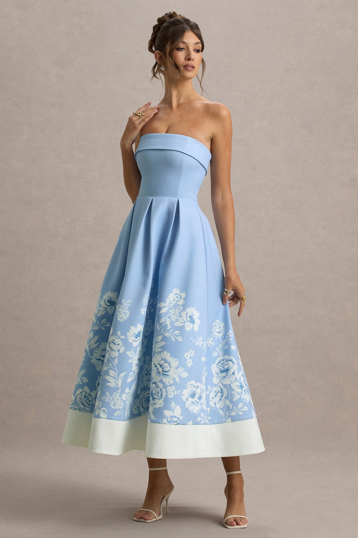Annalise | Hellblaues Skater-Midikleid mit Blumenmuster und Bandeau-Ausschnitt