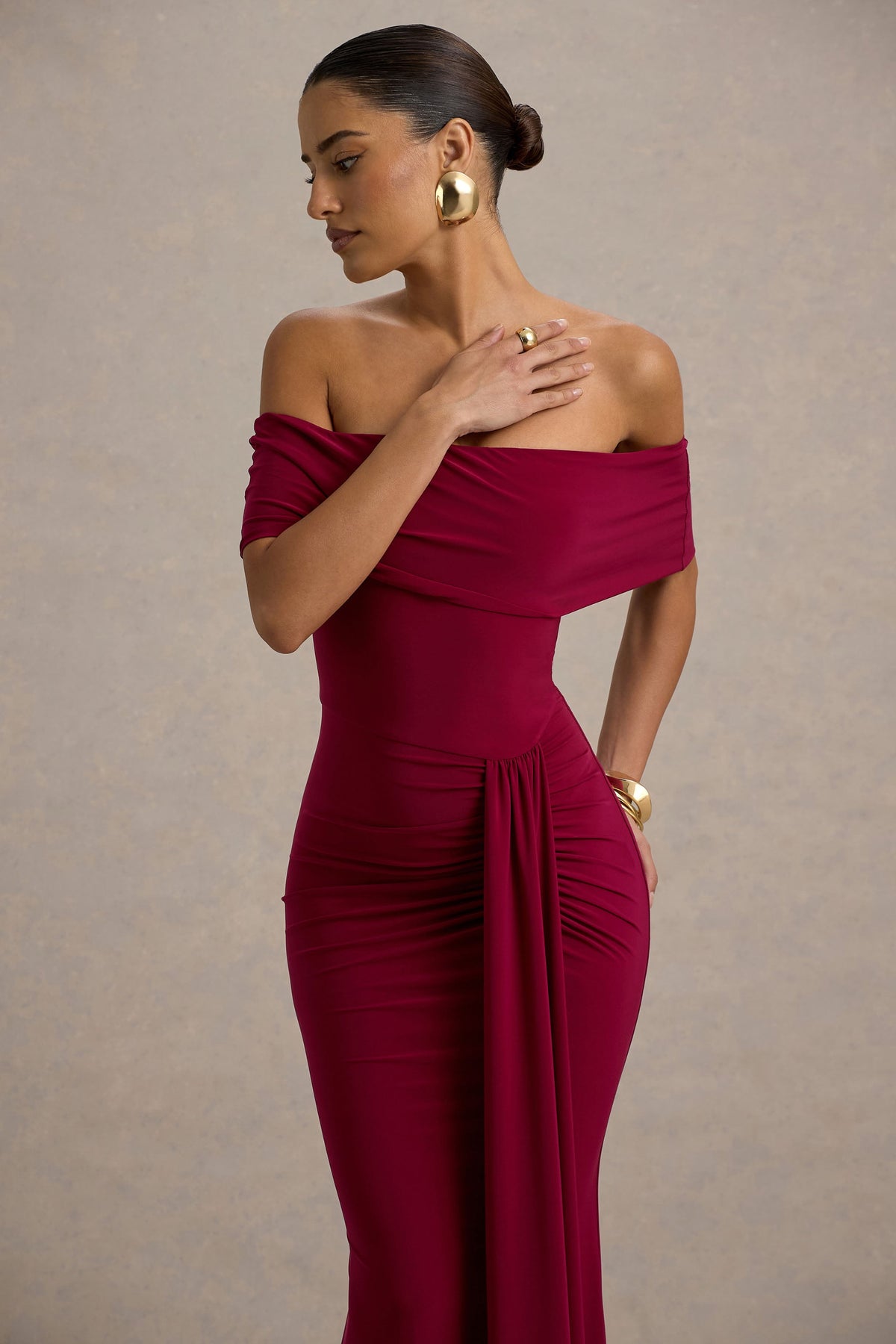 Delma | Burgunderfarbiges Bardot-Maxikleid mit Drapierung.
