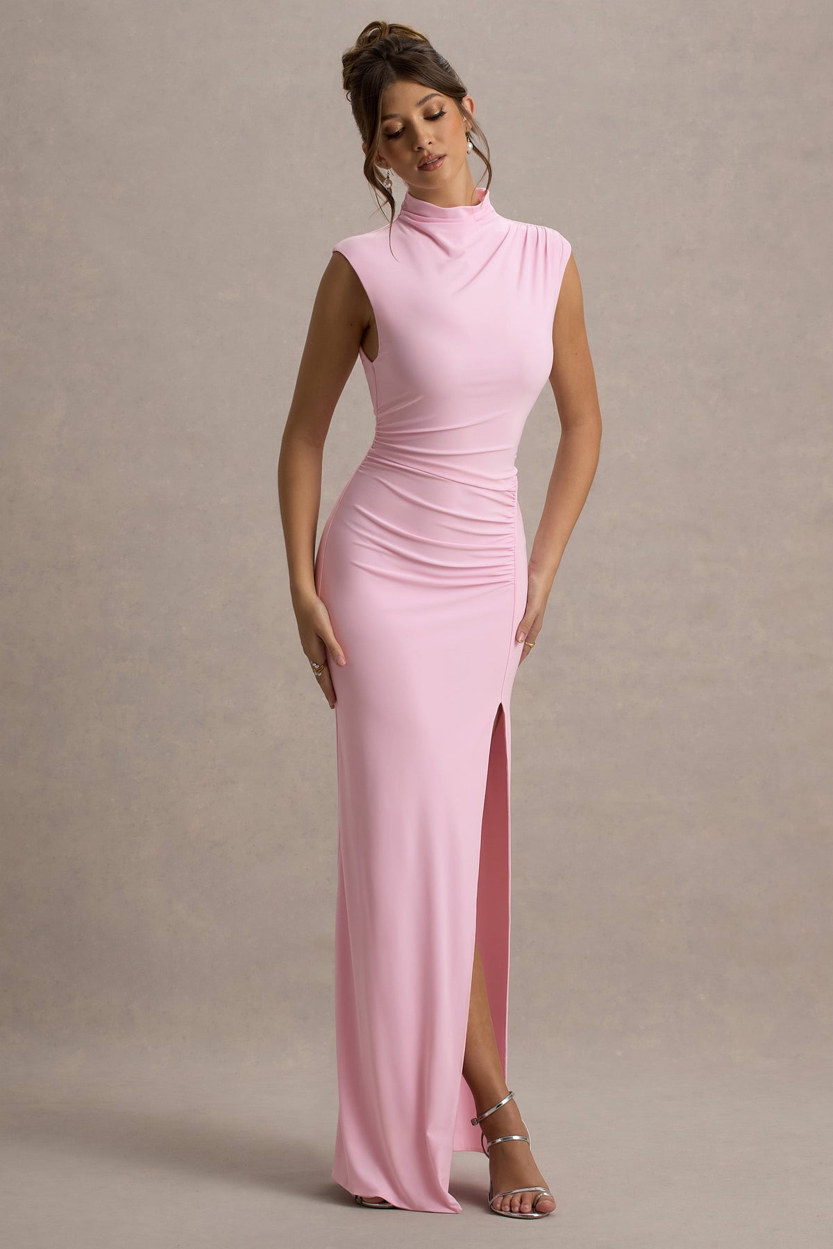 Lanetta | Rosa gerafftes Maxi-Kleid mit hohem Kragen und Schlitz