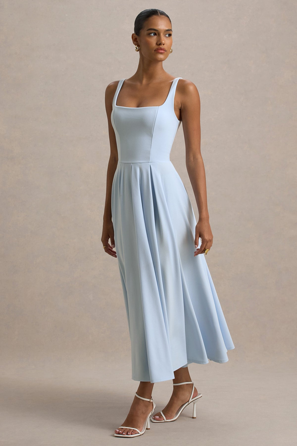 Parina | Puderblaues Midikleid mit Trägern und Volantsaum