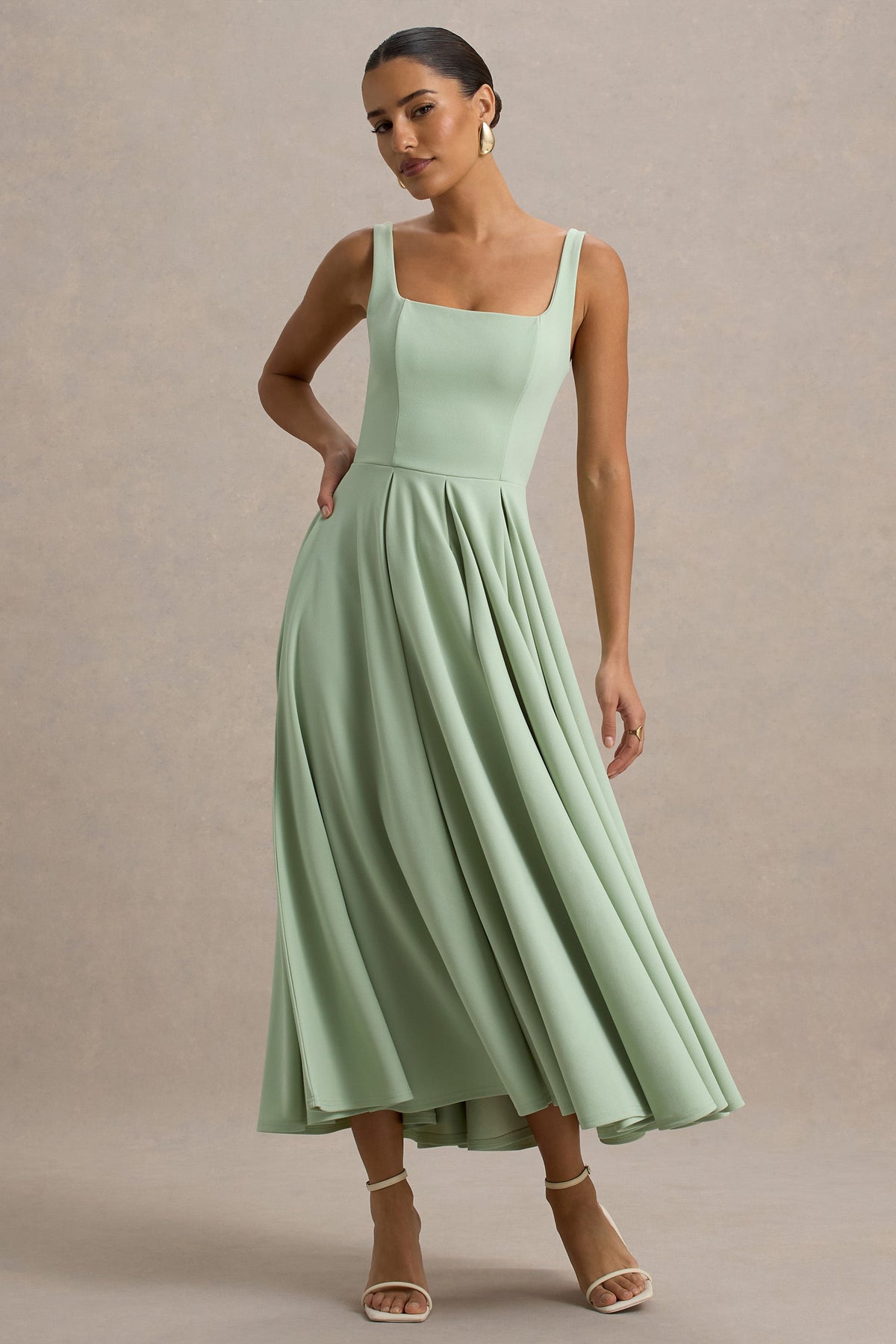 Parina | Hellgrünes Midikleid mit Trägern und Volantsaum