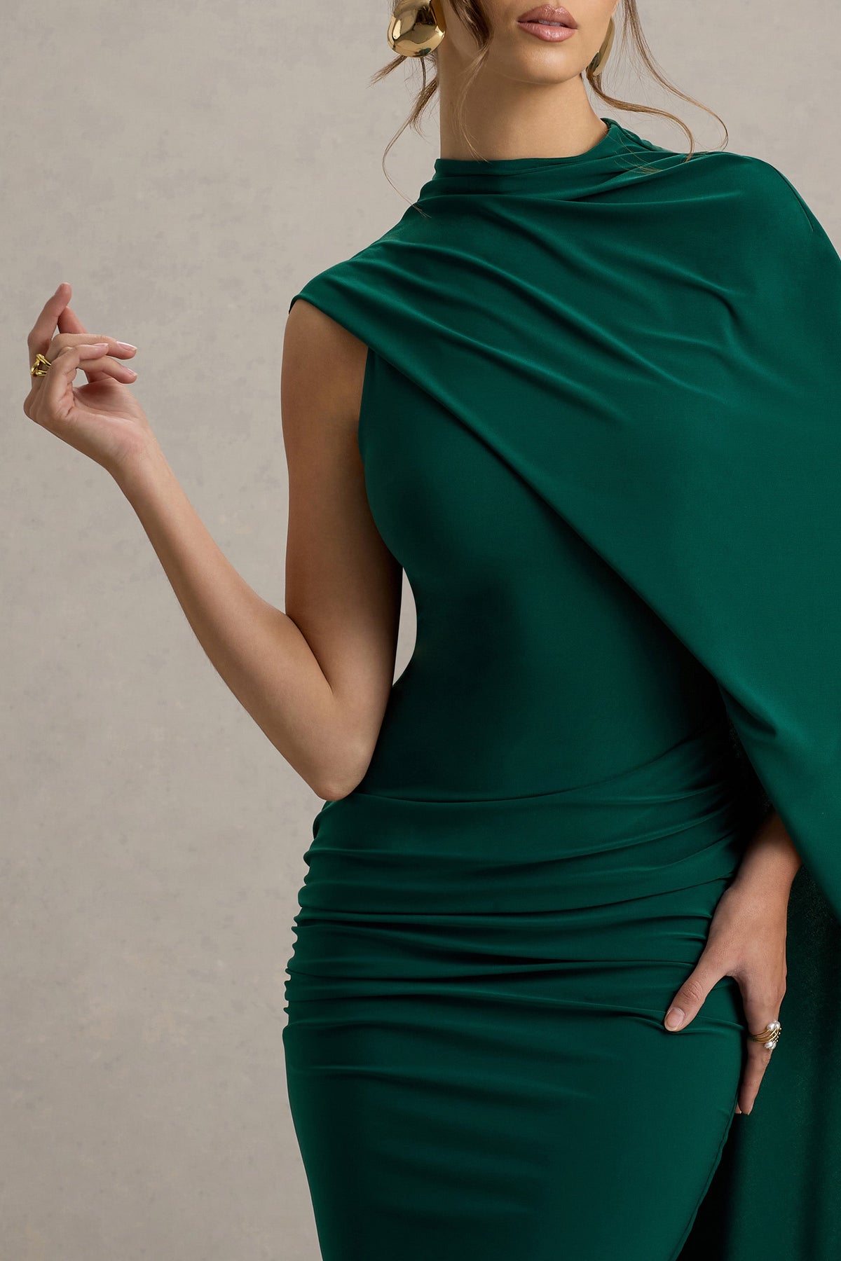 Maeve | Maxikleid mit Flaschengrünen Cape-Ärmeln und Drapierung