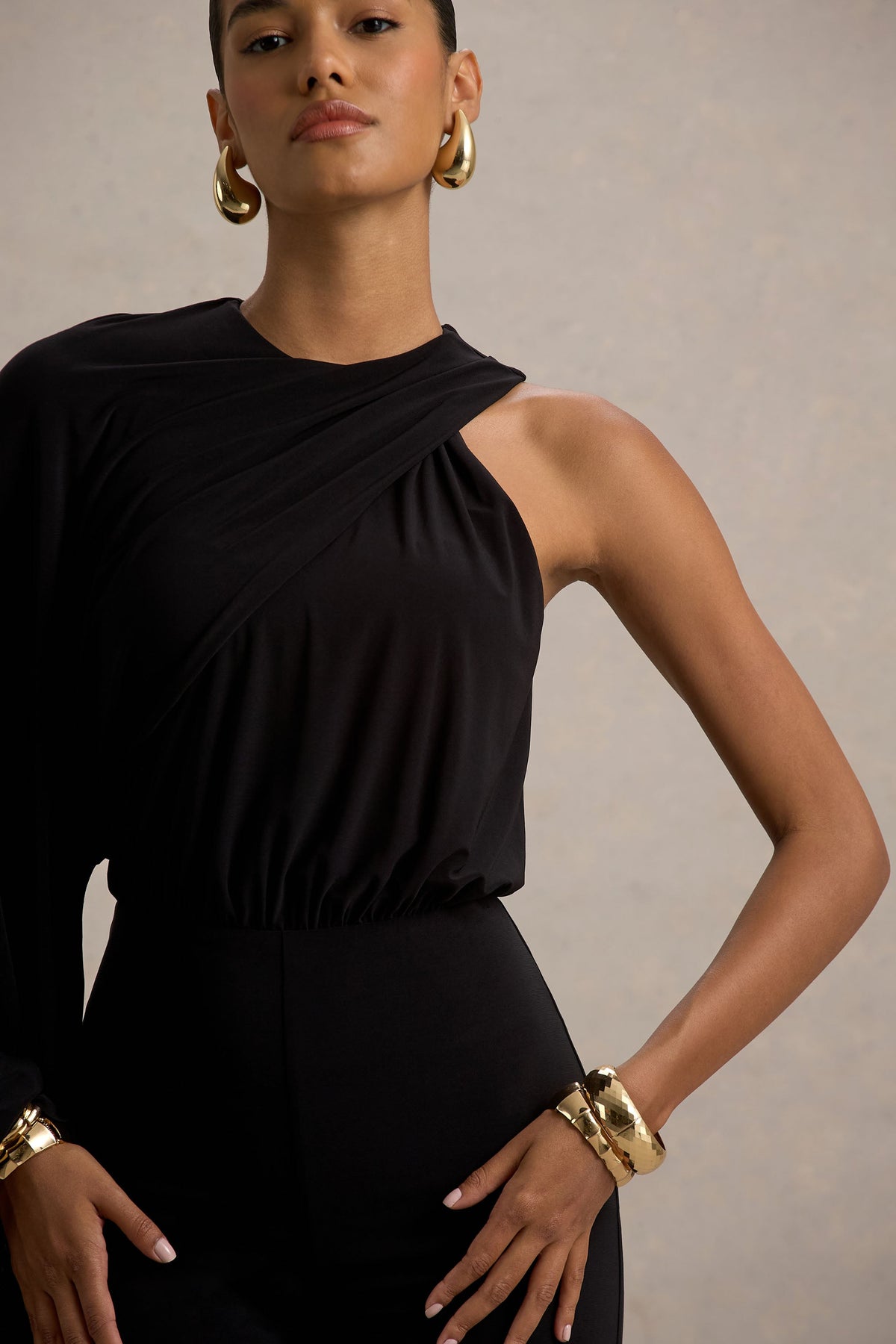 Asra | Schwarzer Jumpsuit mit hohem Kragen, ausgestelltem Bein und Cape-Ärmel