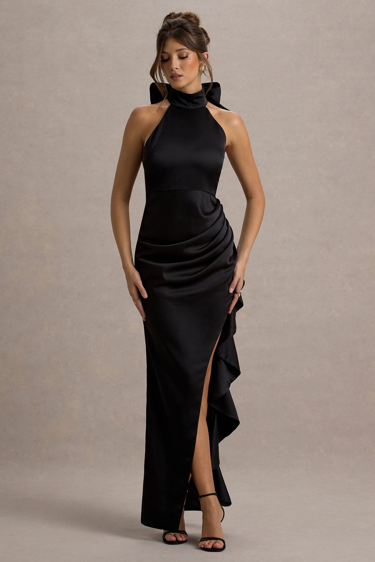 Maureen | Schwarzes Satin-Maxikleid mit hohem Kragen und drapiertem Design