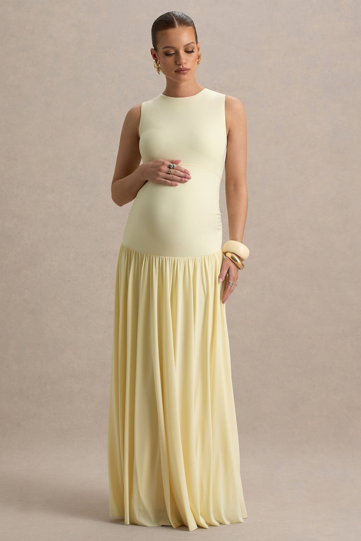 Outline | Zitronengelbes Umstands-Maxikleid mit hohem Kragen und drapiertem Rock