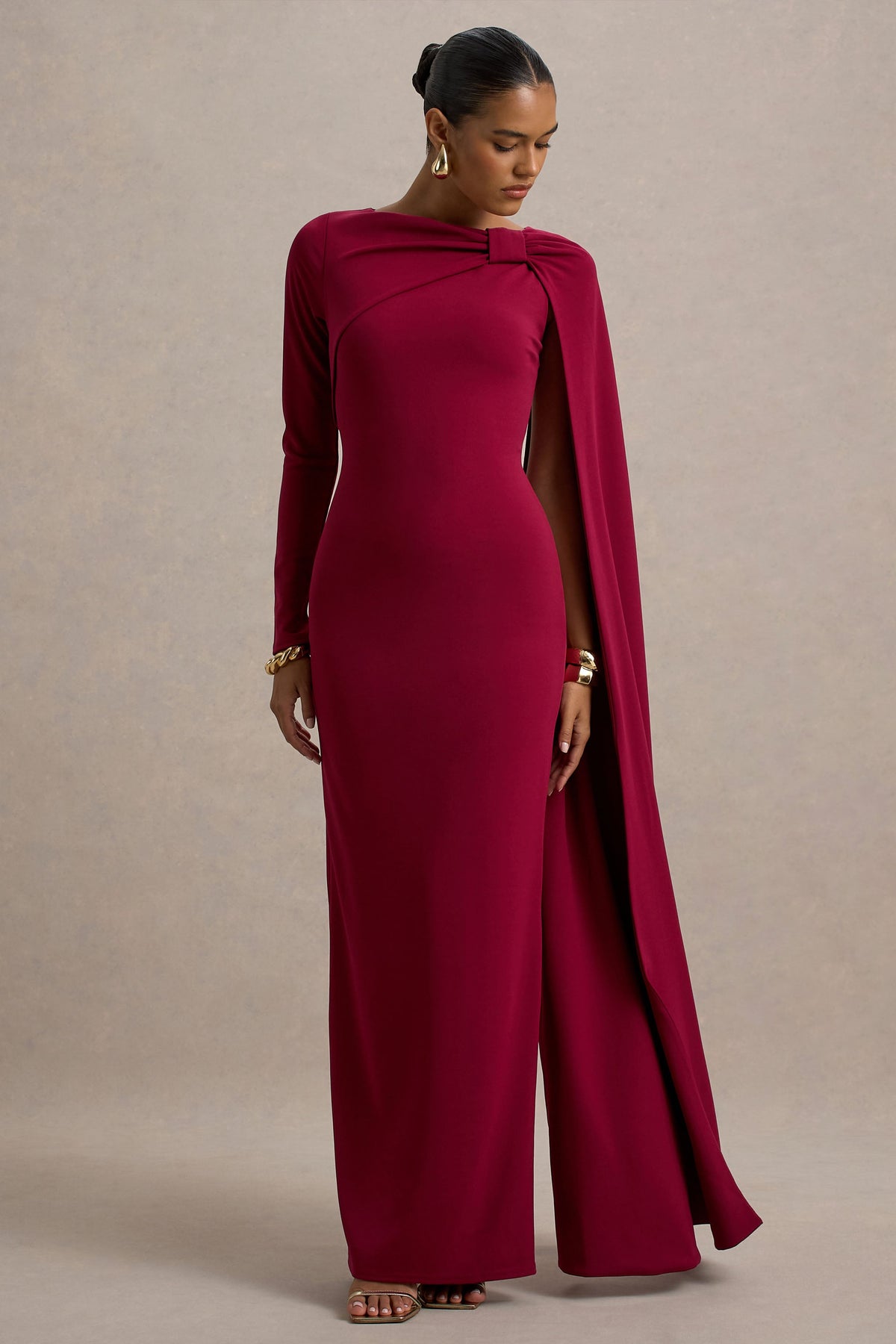 Frances | Burgunderrotes Maxikleid mit hohem Kragen und Cape-Detail.