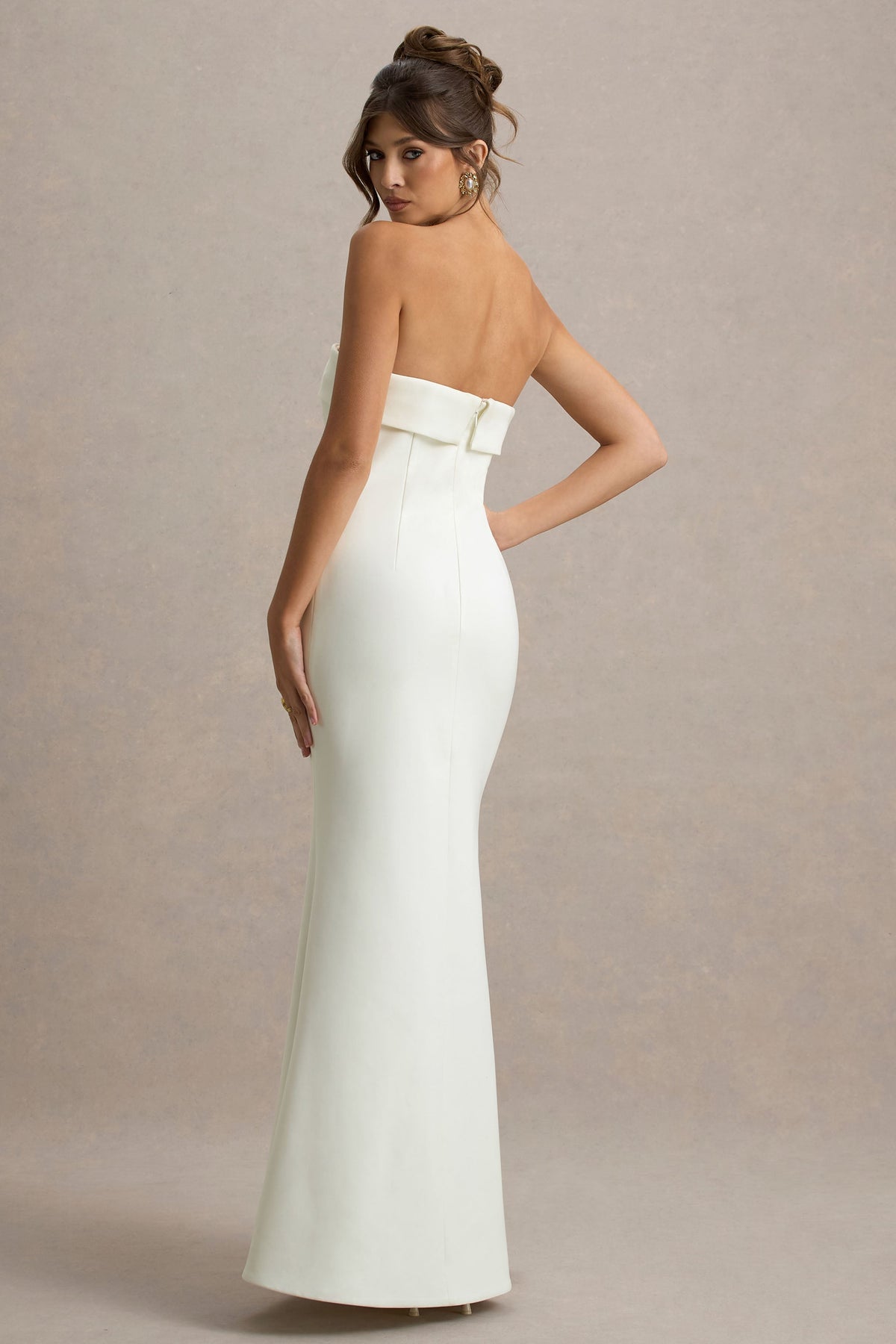 Lucia | Cremefarbenes Bandeau-Maxikleid mit Schlitz im Tailored-Stil