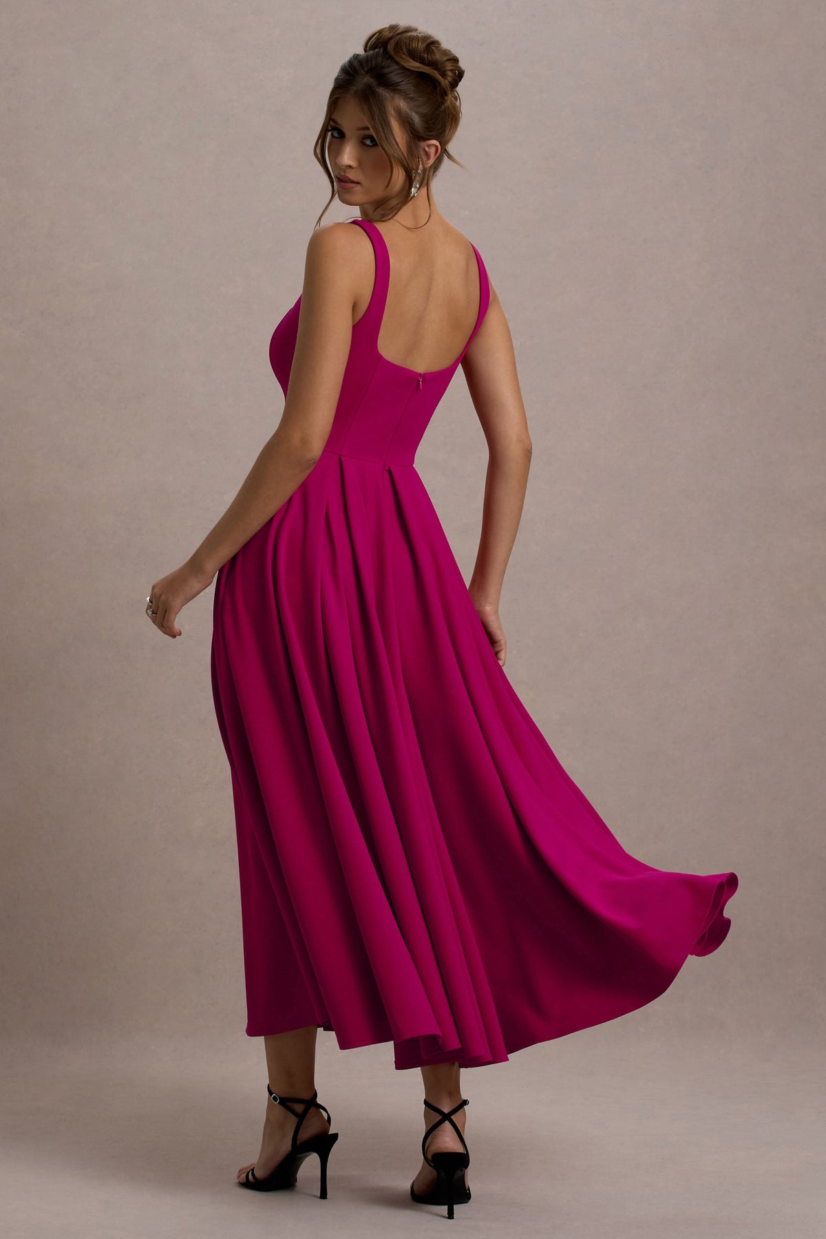 Parina | Knallpinkfarbenes Midikleid mit Trägern und Volantsaum