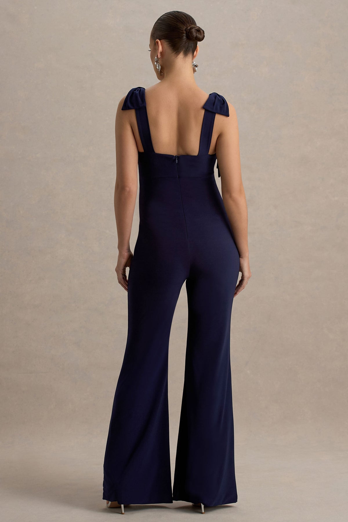 Impeccable | Marineblauer Umstands-Jumpsuit mit Sweetheart-Ausschnitt und Schleifenträgern.