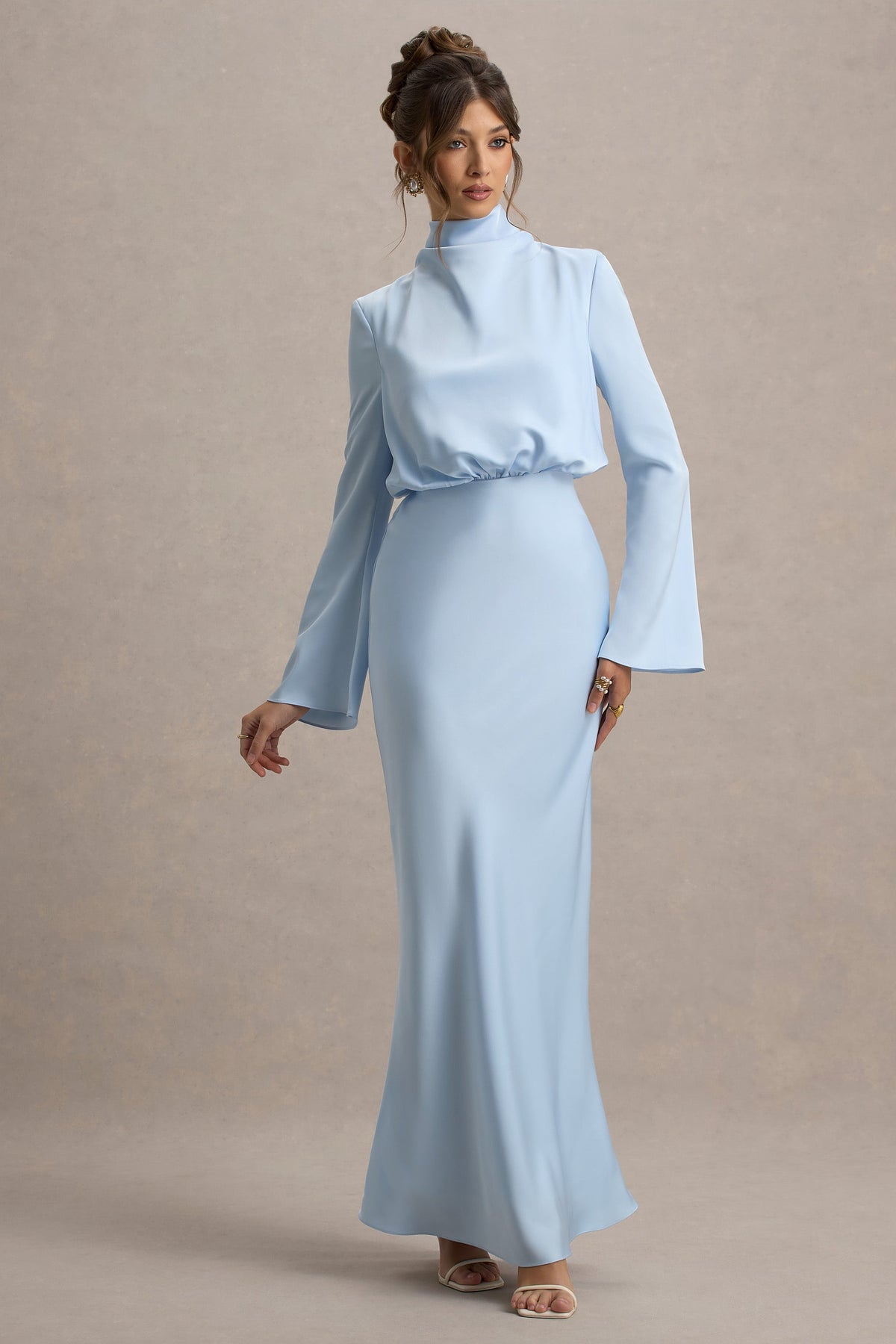 Celina | Puderblaues Satin-Maxikleid mit hohem Ausschnitt