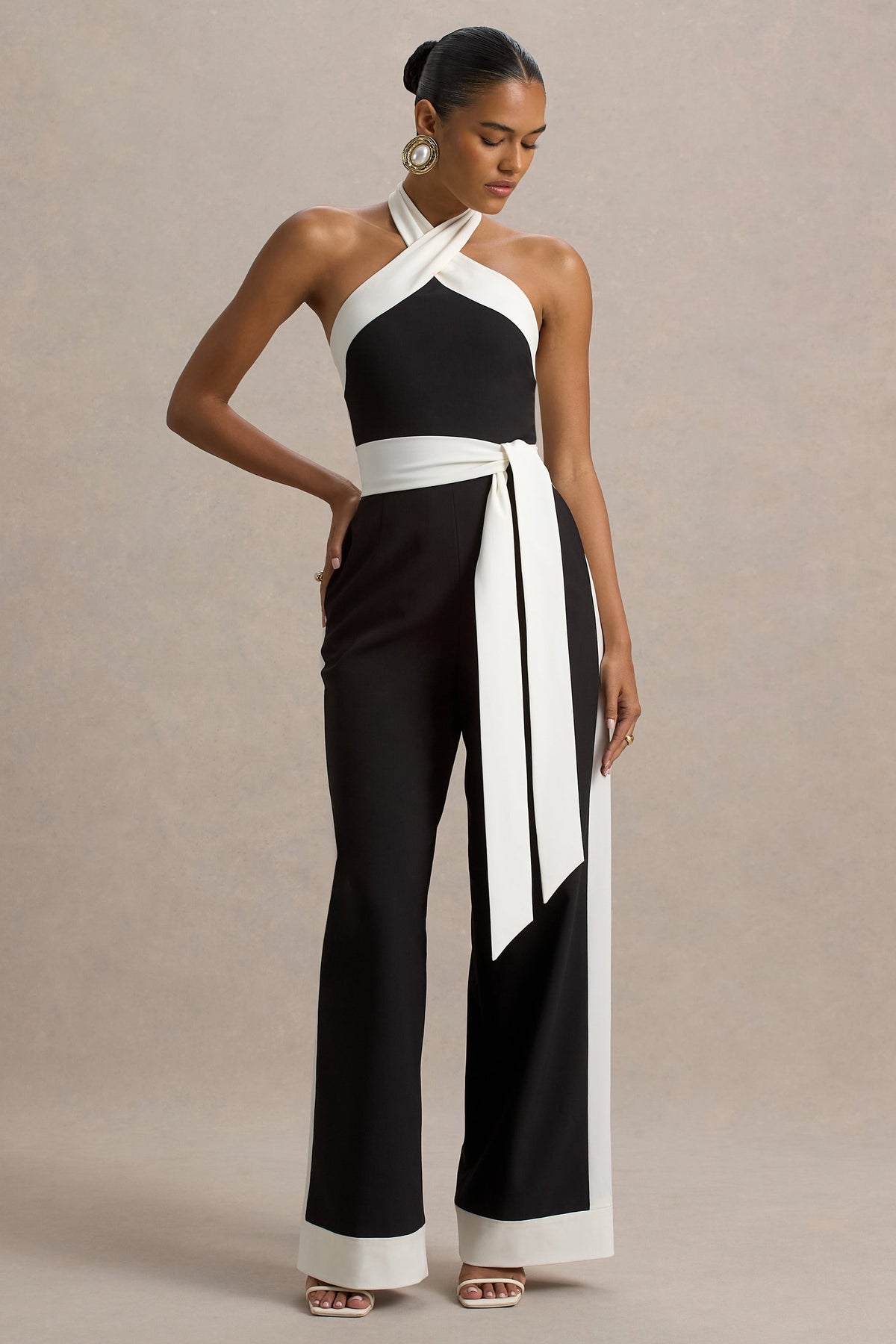 Caterina | Schwarz-weißer Neckholder-Jumpsuit mit weitem Bein