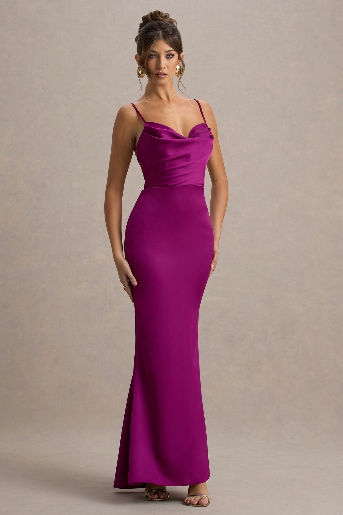 Gia | Dunkelrosa Satin-Maxikleid mit Wasserfallausschnitt