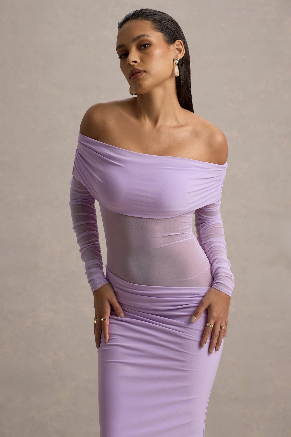 Belamour | Lavendelfarbenes, halb-transparentes Bardot-Maxikleid mit Raffungen