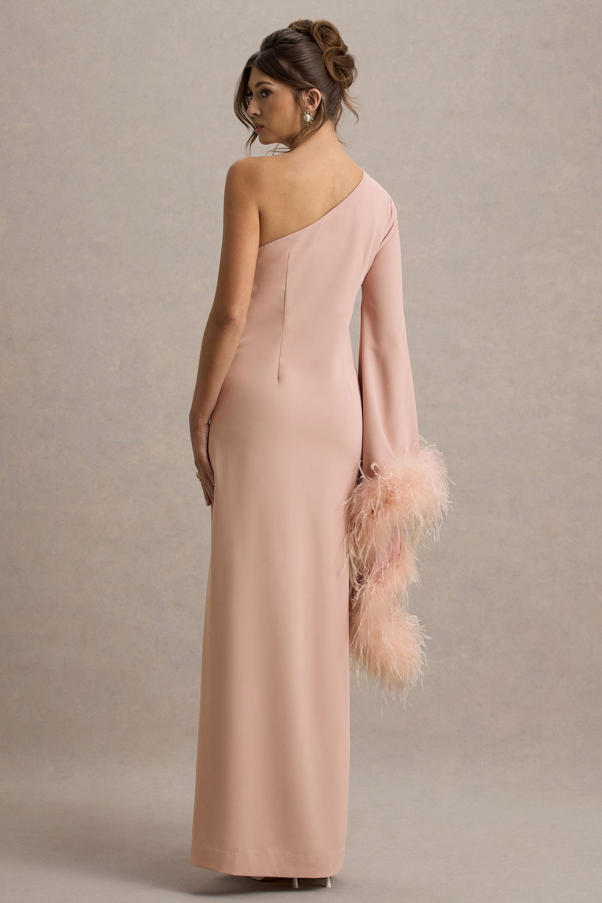 Armina | Blassrosa One-Shoulder Maxi-Kleid mit Federbesatz